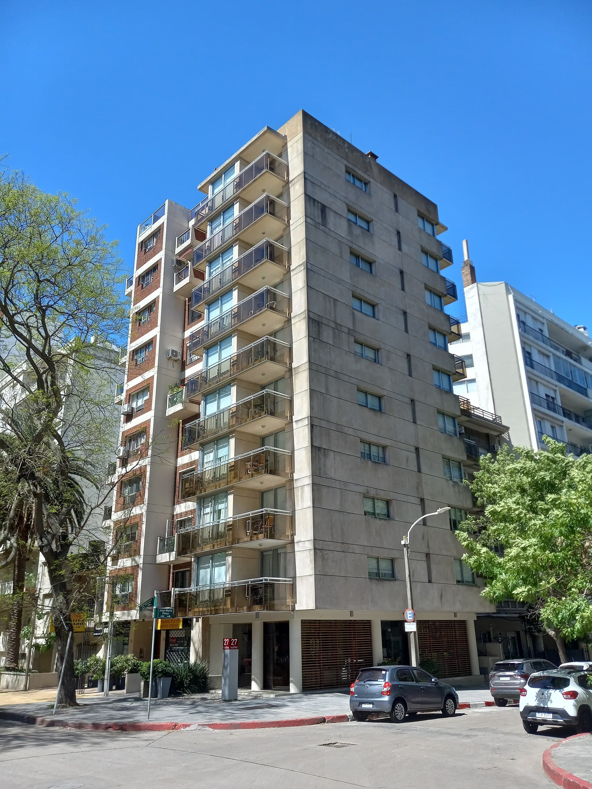 27 Suites (via Wikimedia Commons, CC BY-SA 3.0)