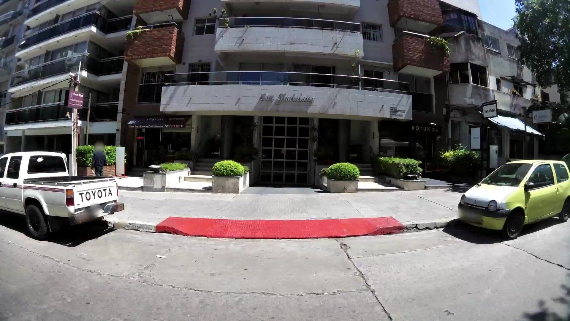 Street view near Sunrise Apart, Montevideo — © kaartcam (CC BY-SA · Mapillary)