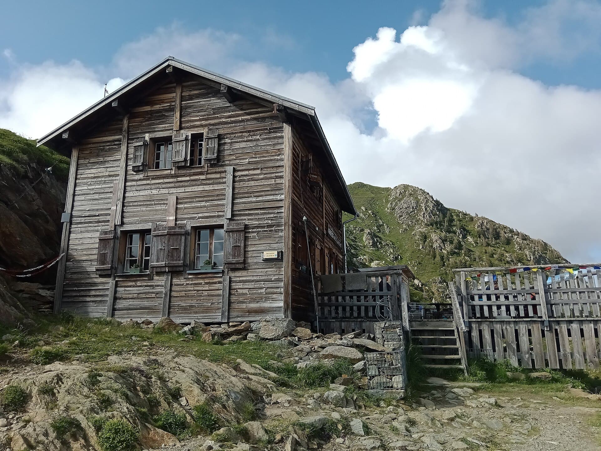 Refuge de Bellachat (via Wikimedia Commons, CC BY-SA 4.0)