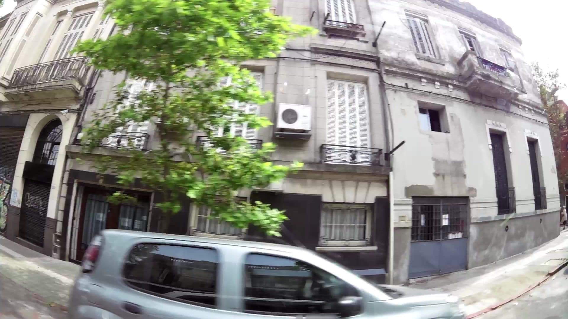 Street view near Ukelele Hostel, Montevideo — © kaartcam (CC BY-SA · Mapillary)