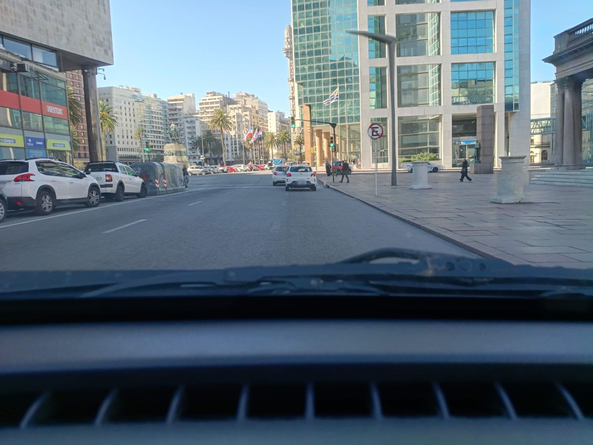Street view near Plaza Fuerte Hotel, Montevideo — © viniv (CC BY-SA · Mapillary)