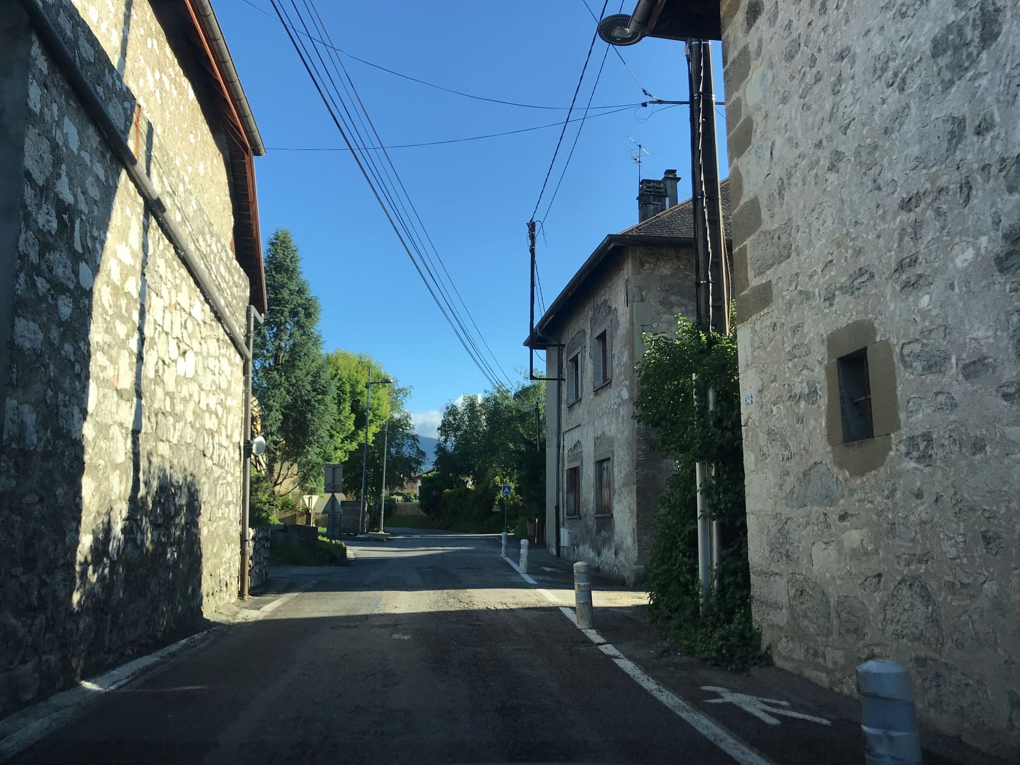 Street view near Au Coin Du Chemin, Chambéry — © pgiraud (CC BY-SA · Mapillary)