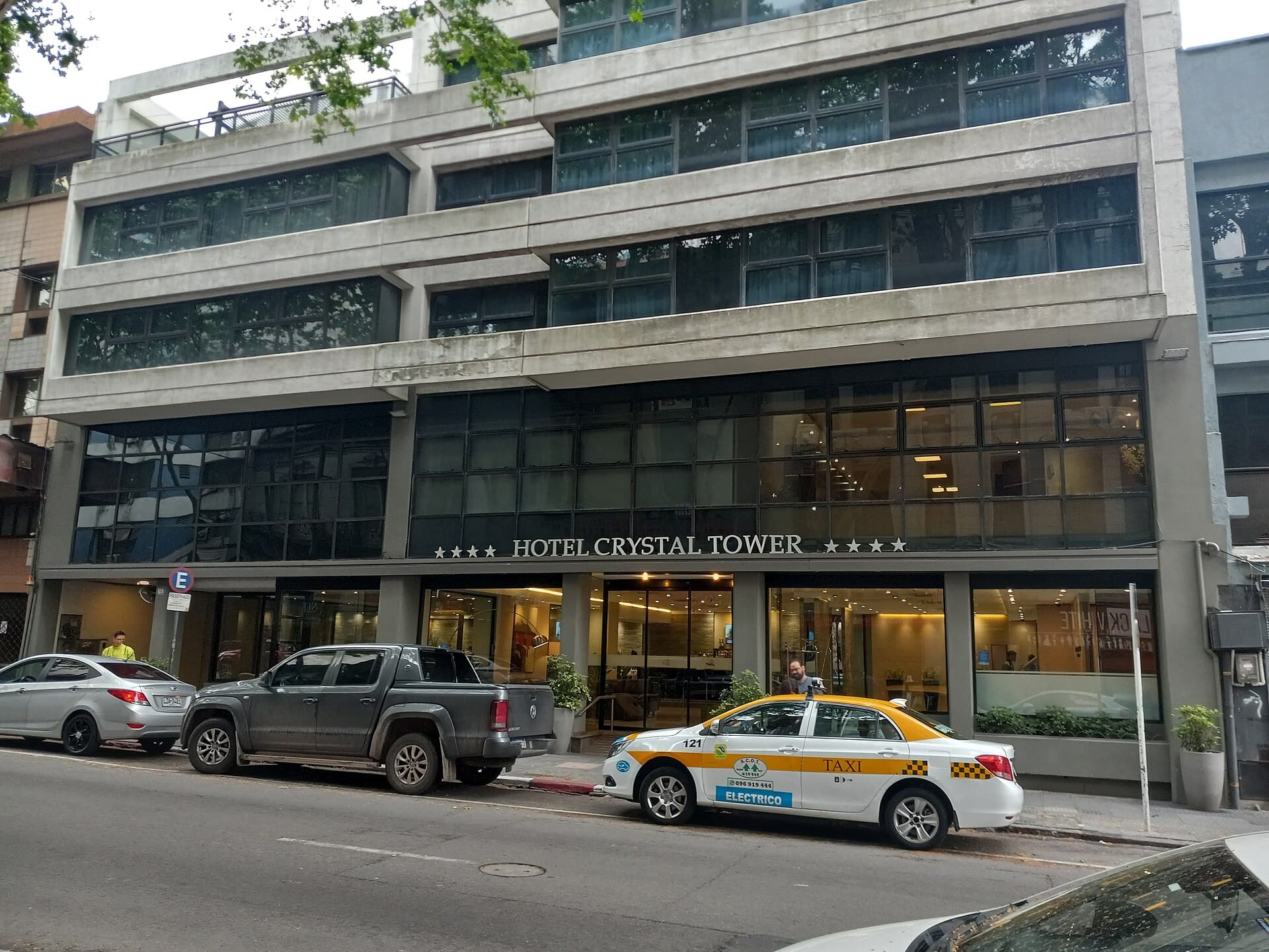 Crystal Tower Hotel (via Wikimedia Commons, CC BY-SA 3.0)