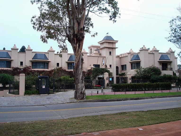 Belmont House Hotel (via Wikimedia Commons, CC BY-SA 3.0)