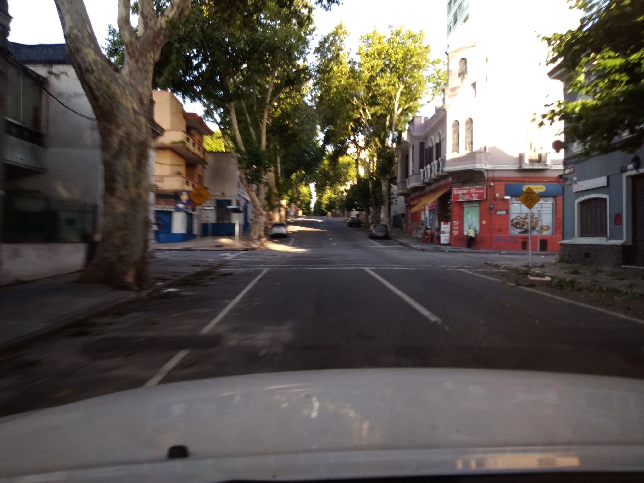 Street view near Live MVD Hostel, Montevideo — © viniv (CC BY-SA · Mapillary)
