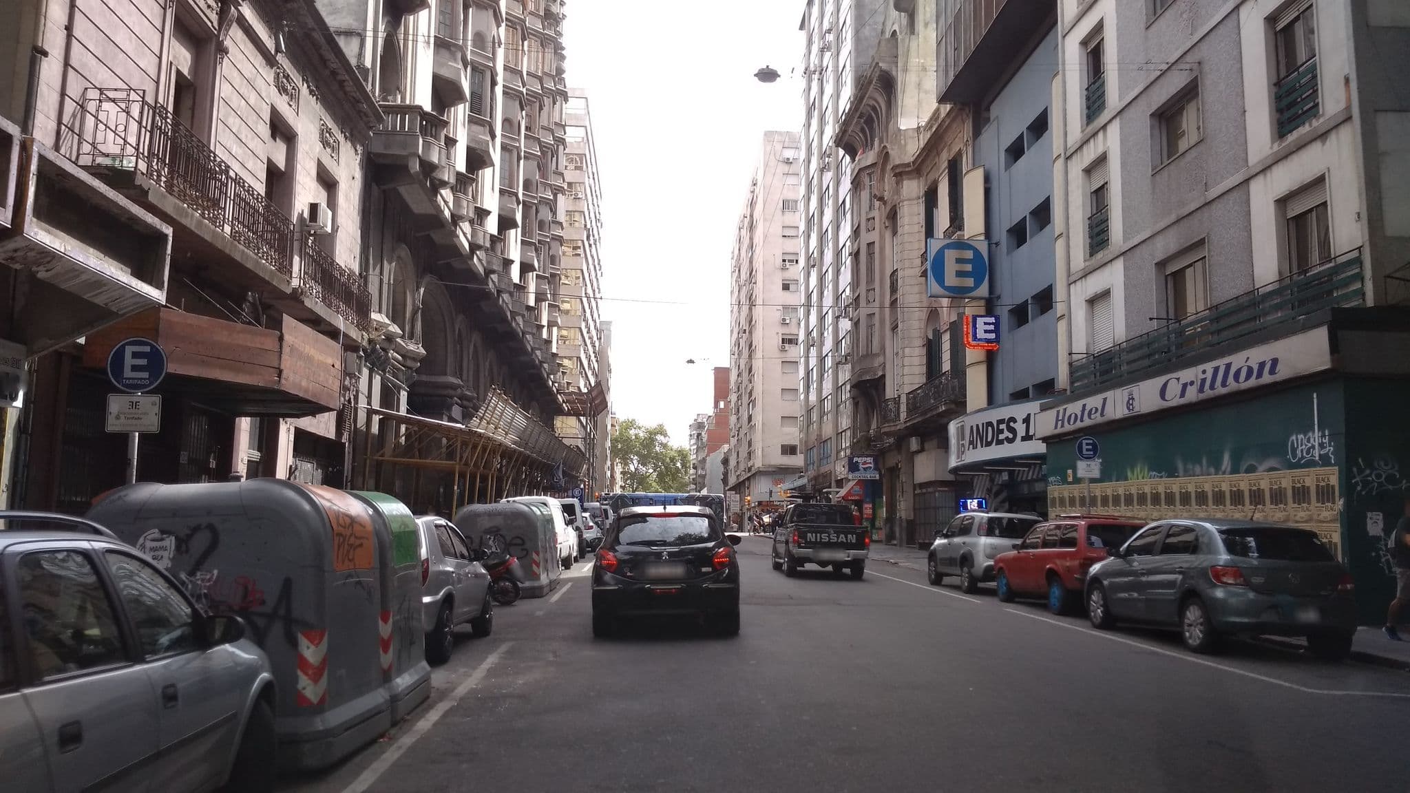 Street view near Hotel Crillón, Montevideo — © viniv (CC BY-SA · Mapillary)
