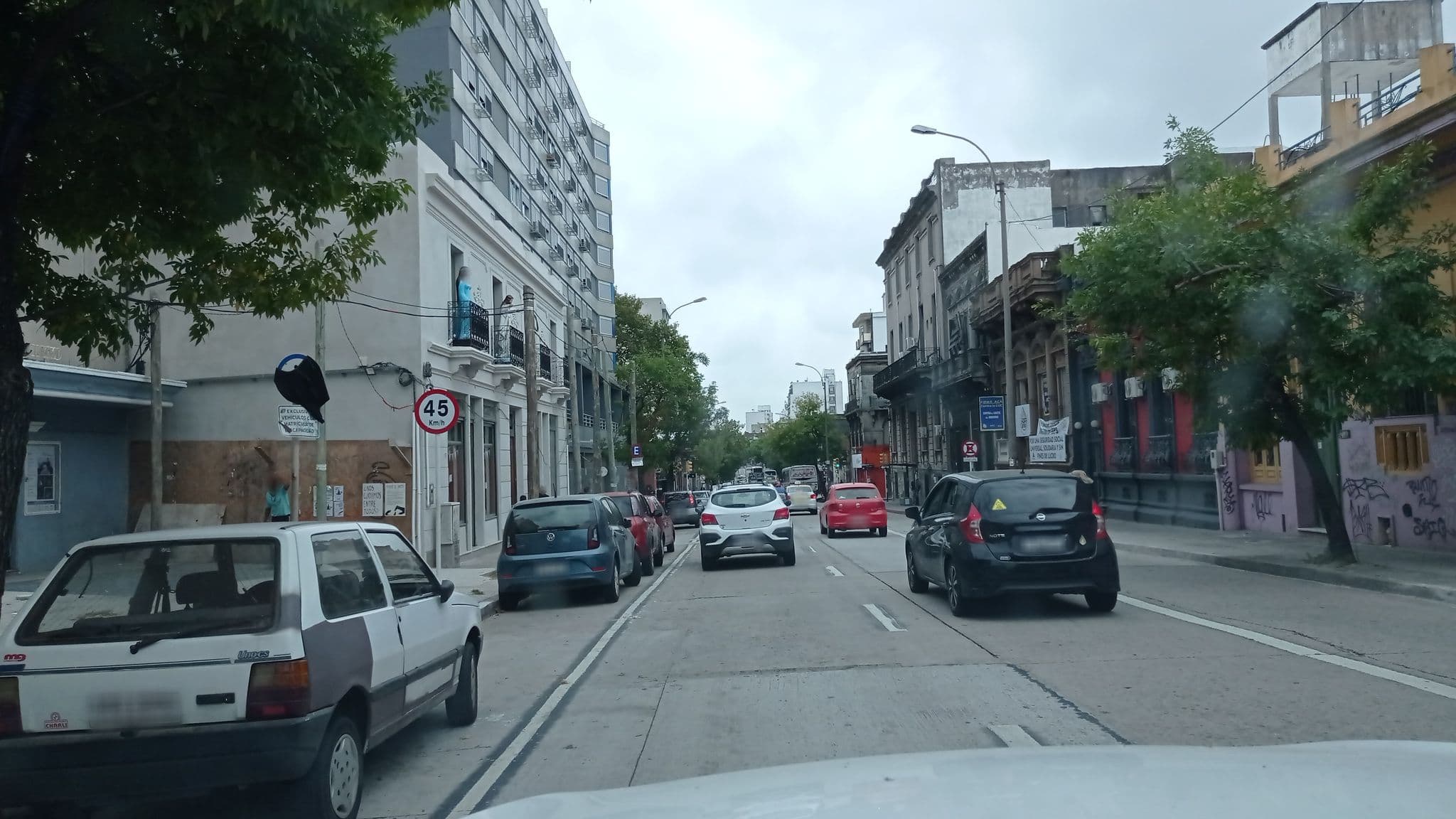 Street view near Veinticinco Hotel, Montevideo — © viniv (CC BY-SA · Mapillary)
