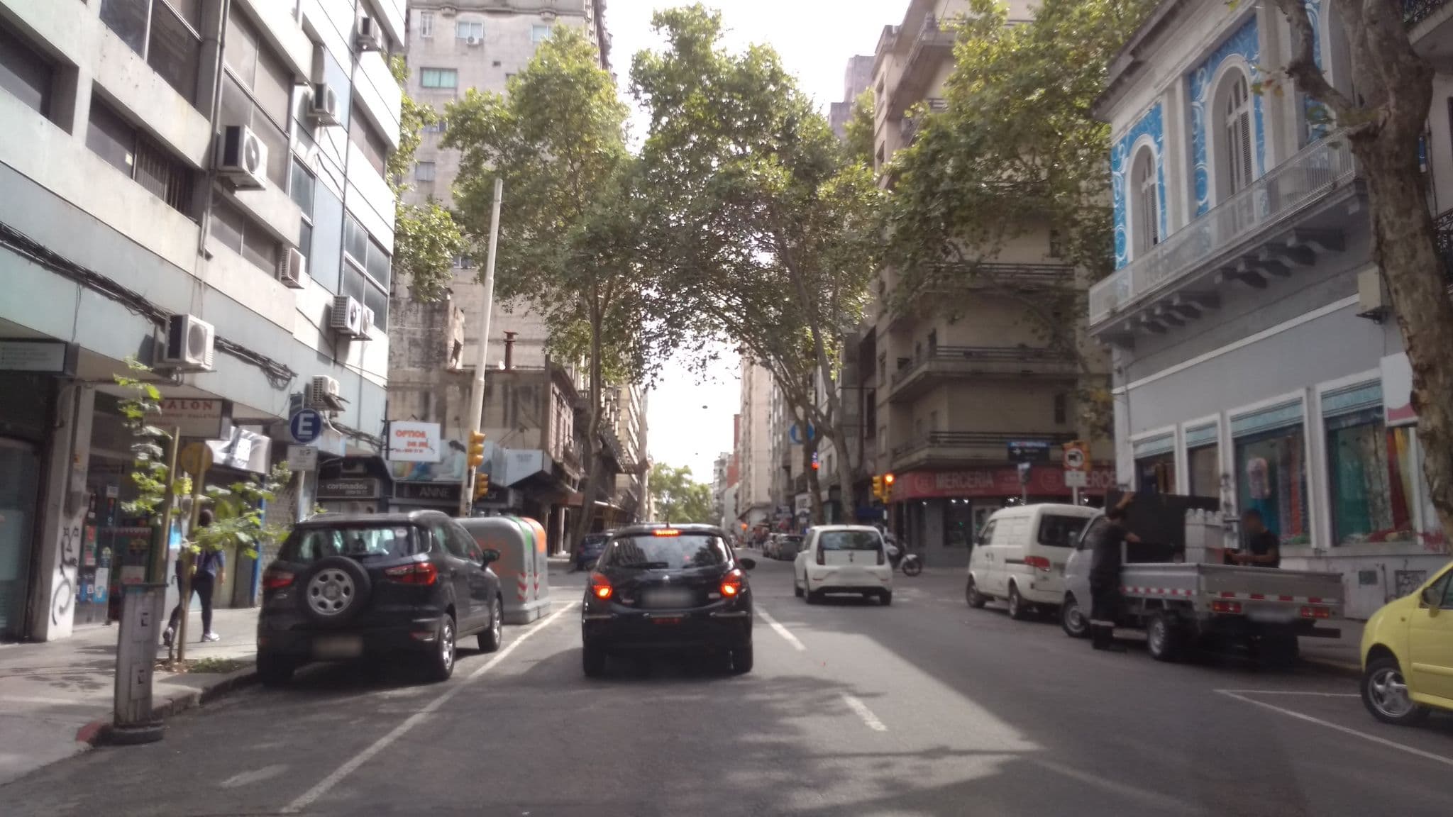 Street view near Impecable Hostel, Montevideo — © viniv (CC BY-SA · Mapillary)
