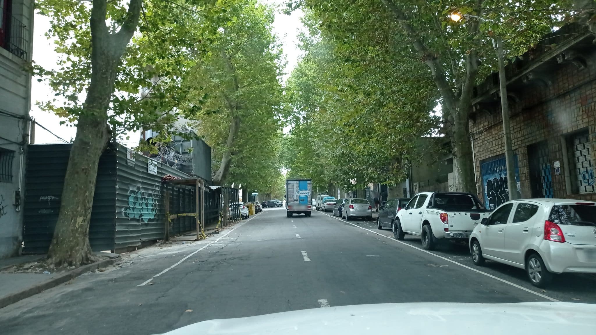 Street view near ContraLuz ArtHostel, Montevideo — © viniv (CC BY-SA · Mapillary)