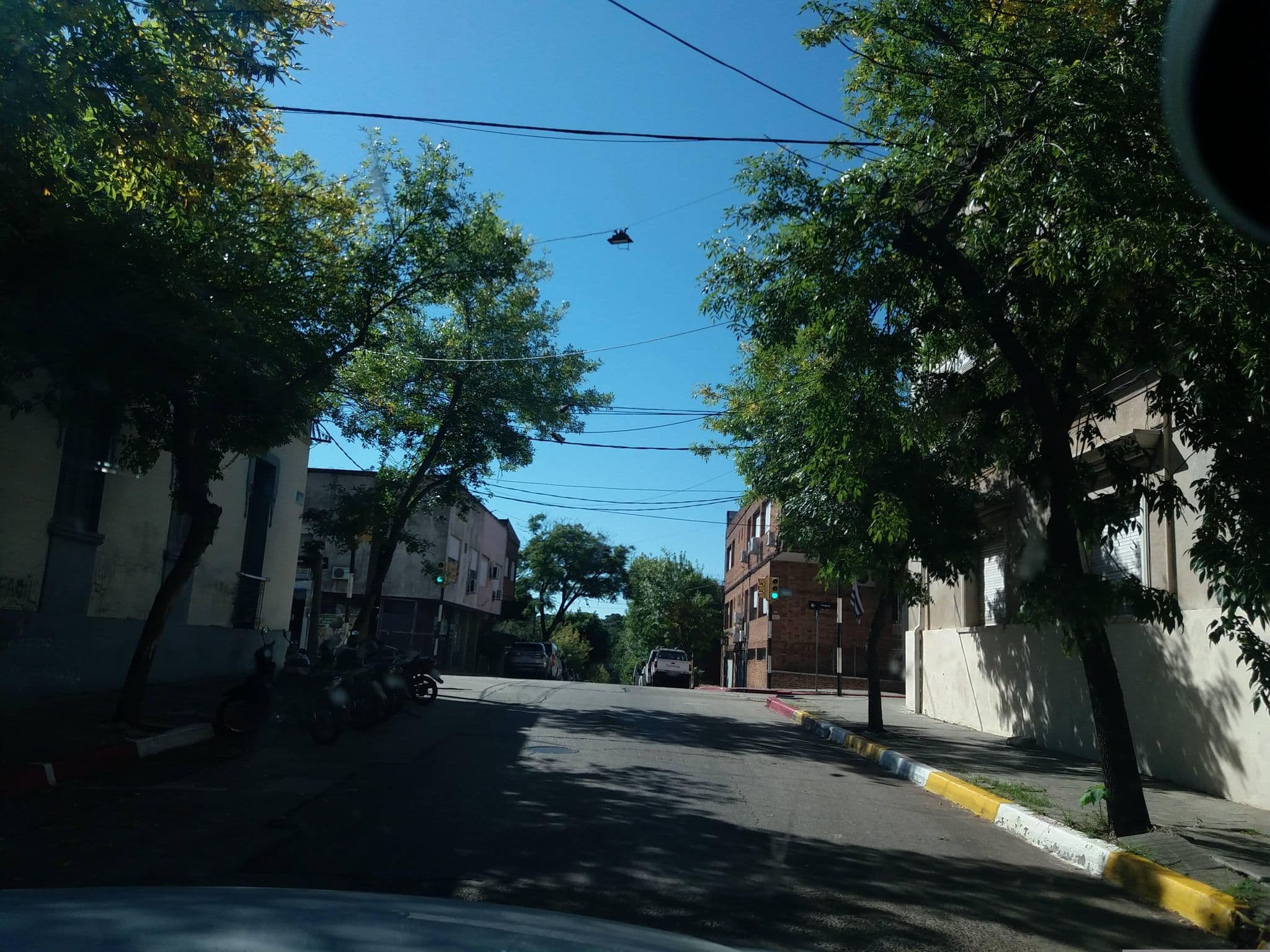 Street view near Hostal El Jardin, Salto — © andrcondon (CC BY-SA · Mapillary)