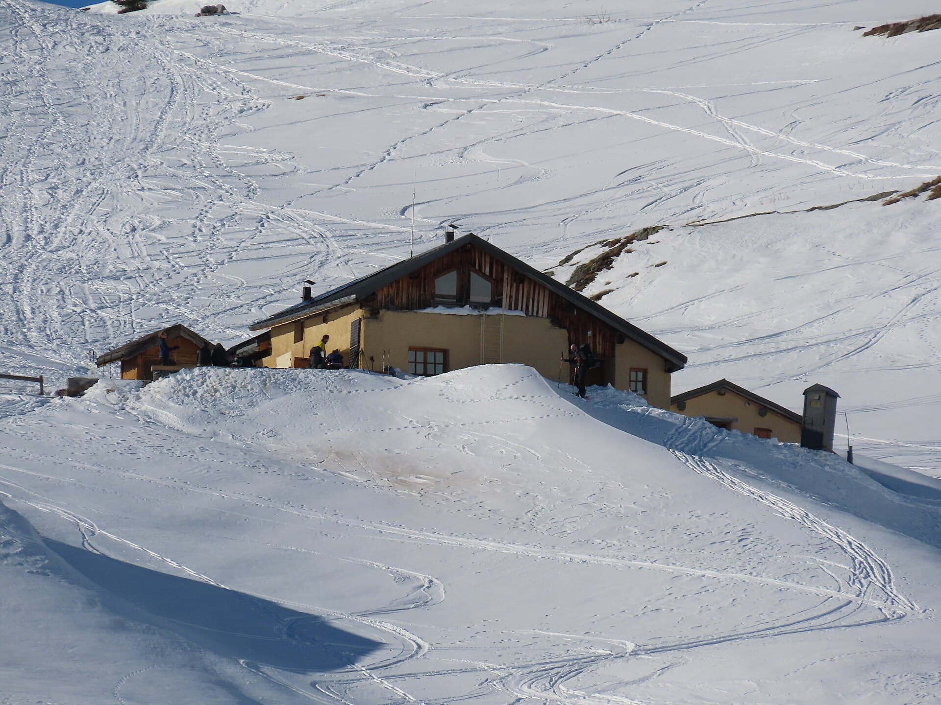 Refuge de la Coire (via Wikimedia Commons, CC BY-SA 4.0)