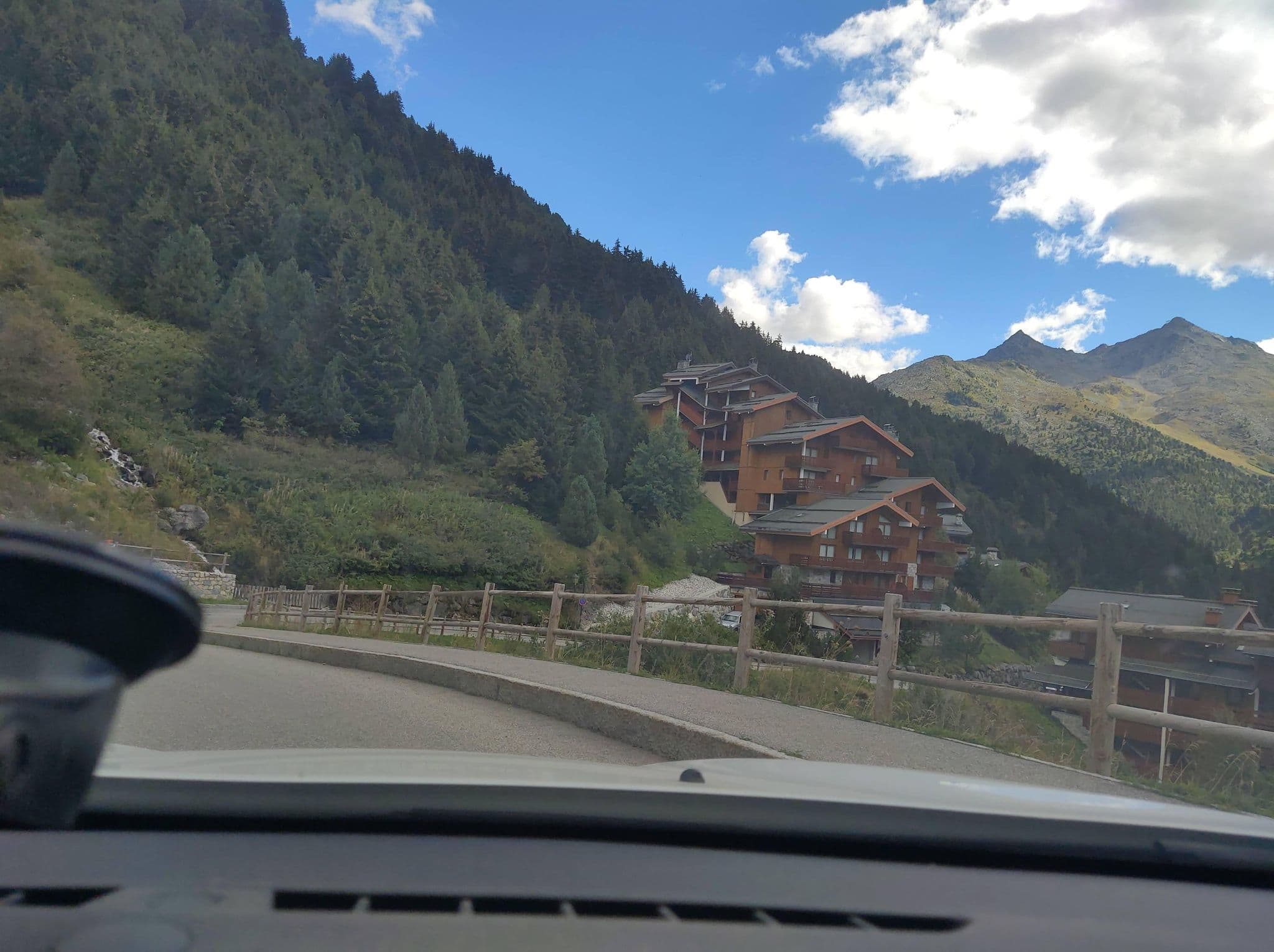 Street view near Tuéda, Méribel — © MatthieuF4FNE (CC BY-SA · Mapillary)