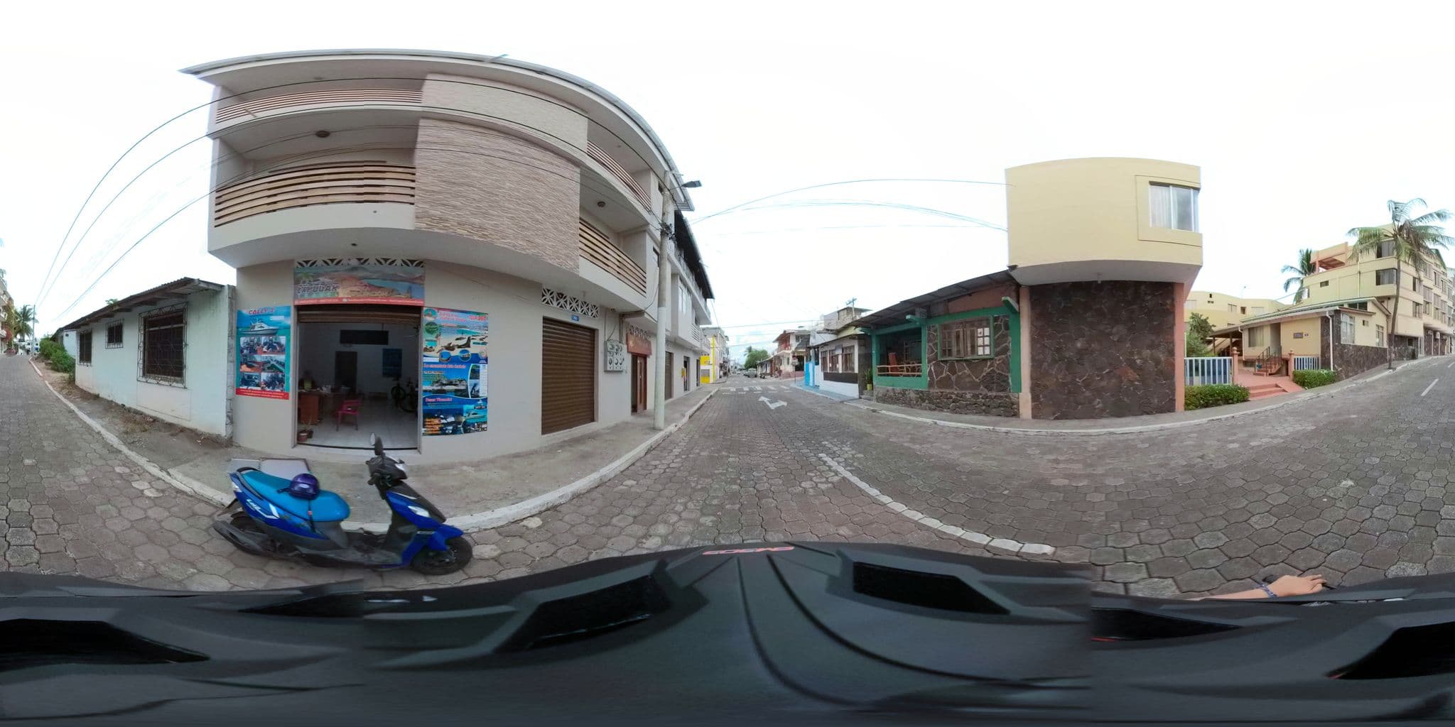 Street view near Posada Dal Mar, Puerto Ayora — © sdanielzer (CC BY-SA · Mapillary)