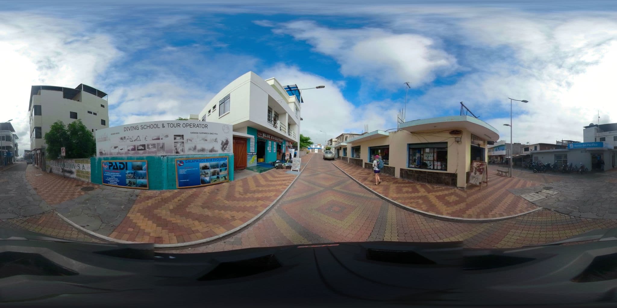 Street view near Hotel Zayapa, Puerto Baquerizo Moreno — © sdanielzer (CC BY-SA · Mapillary)