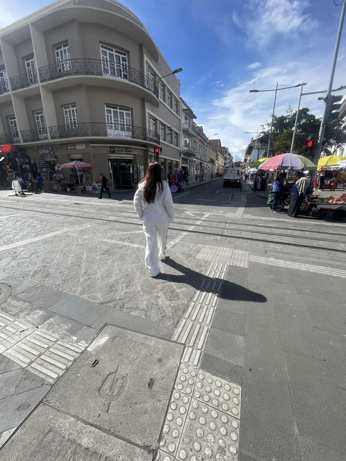 Street view near Hosteria 4 Ríos, Cuenca — © Betzabeth (CC BY-SA · Mapillary)