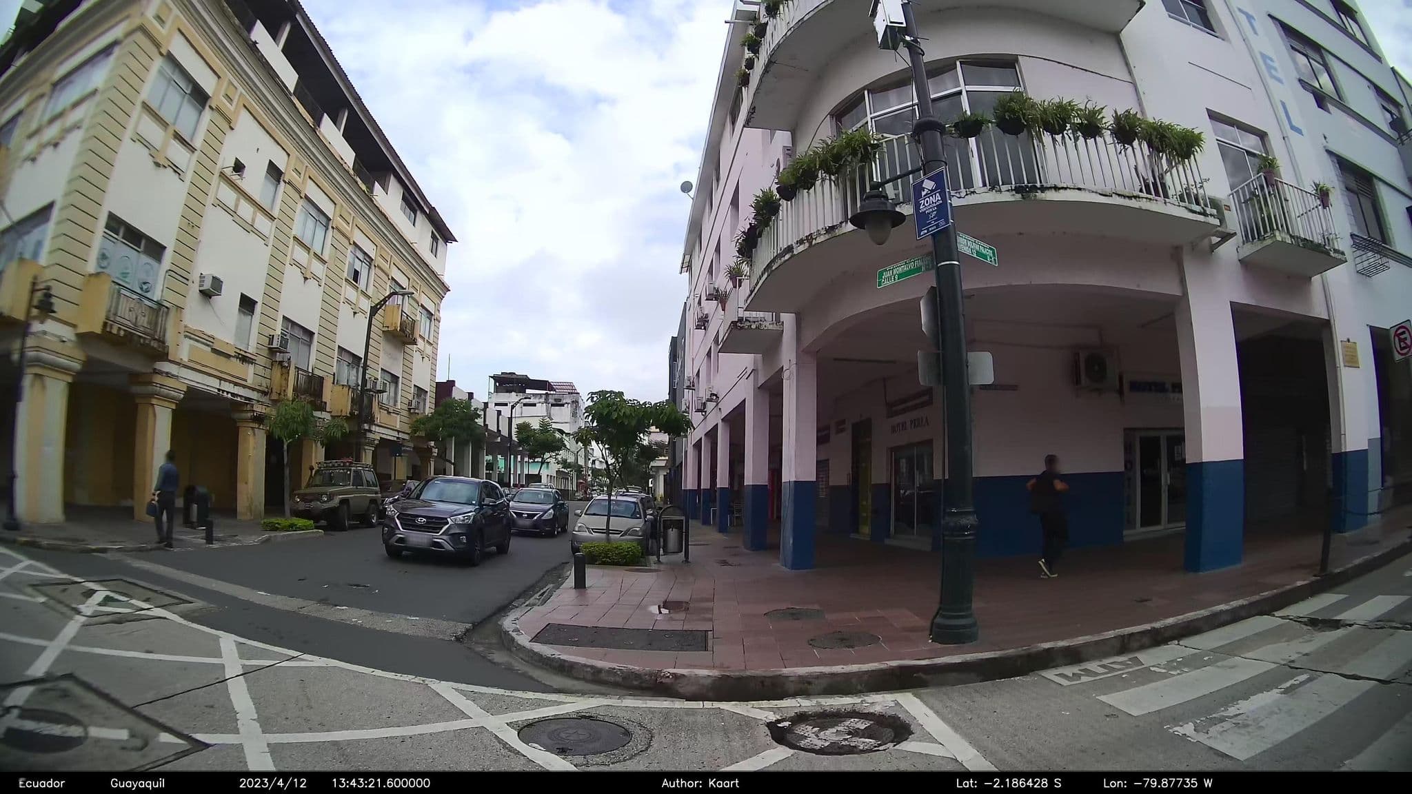 Street view near Hotel Perla Central, Guayaquil — © kaart_2 (CC BY-SA · Mapillary)