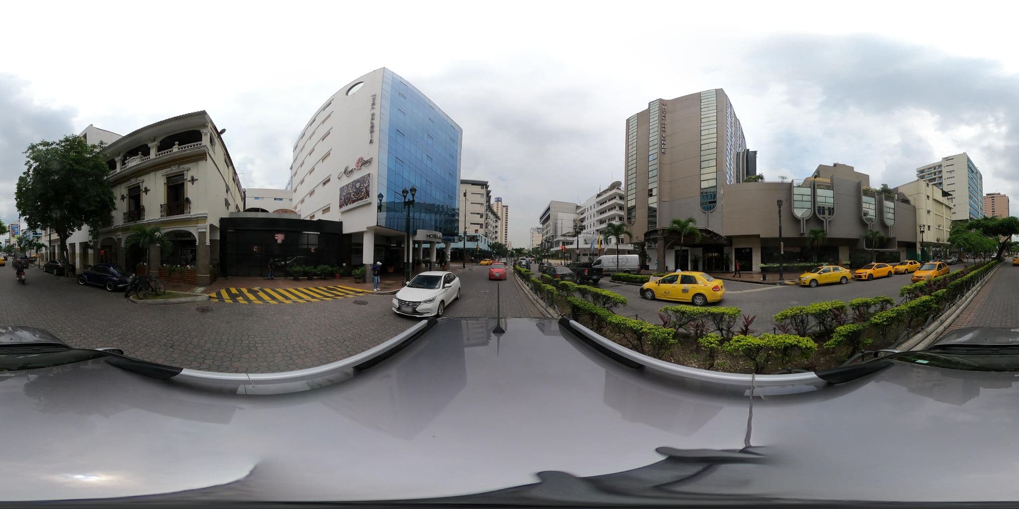 Street view near Hotel Galería Man-Ging, Guayaquil — © kaart_2 (CC BY-SA · Mapillary)