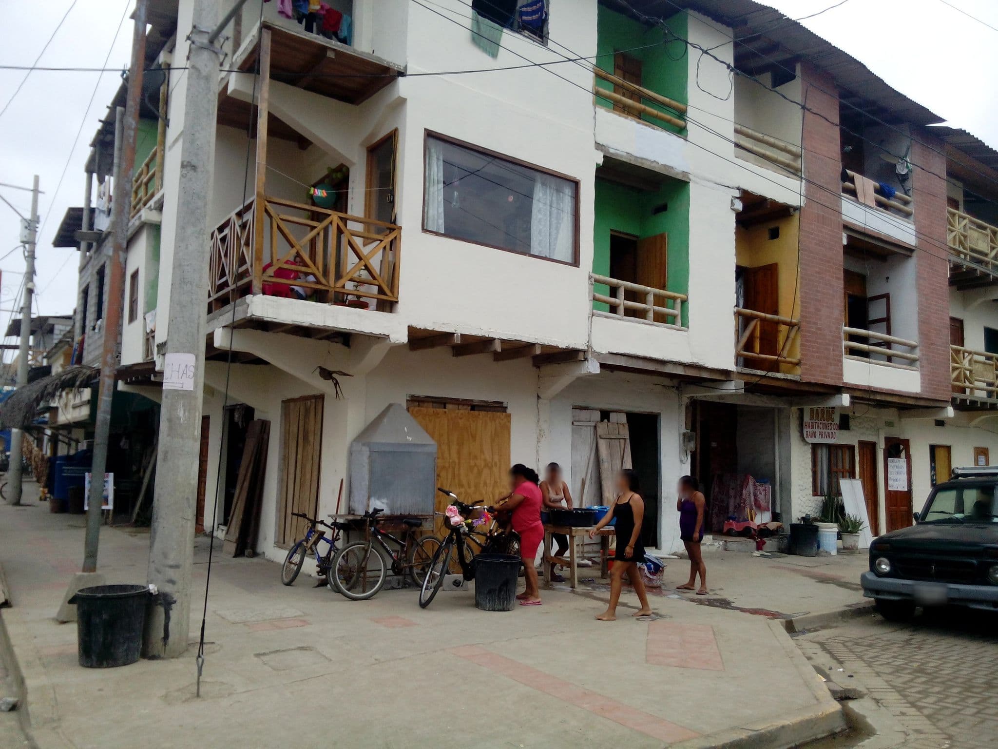 Street view near Hostal South Point, Santa Elena — © johnarupire (CC BY-SA · Mapillary)