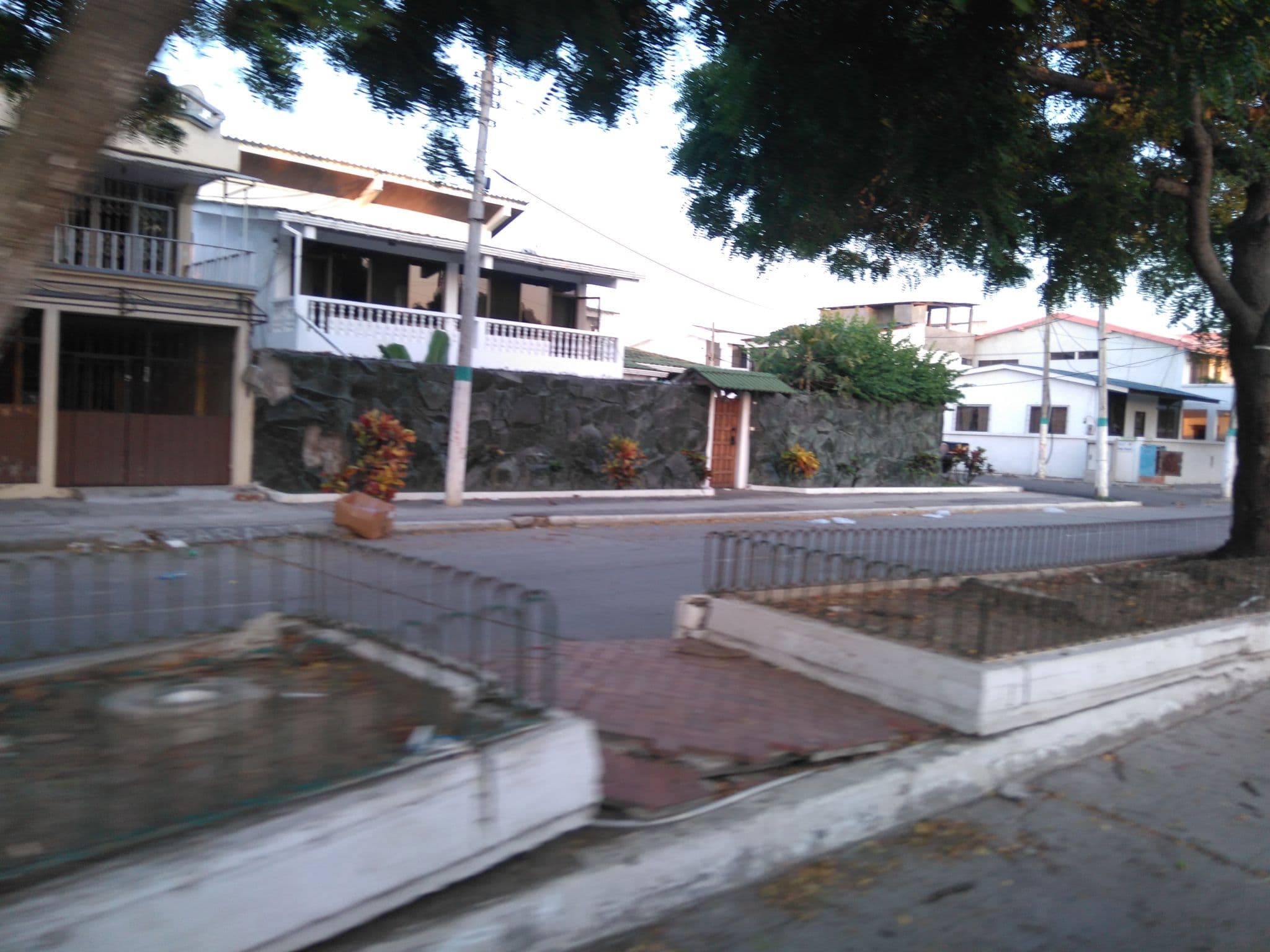Street view near Hotel Vacaciones, Bahía de Caráquez — © daniballari (CC BY-SA · Mapillary)