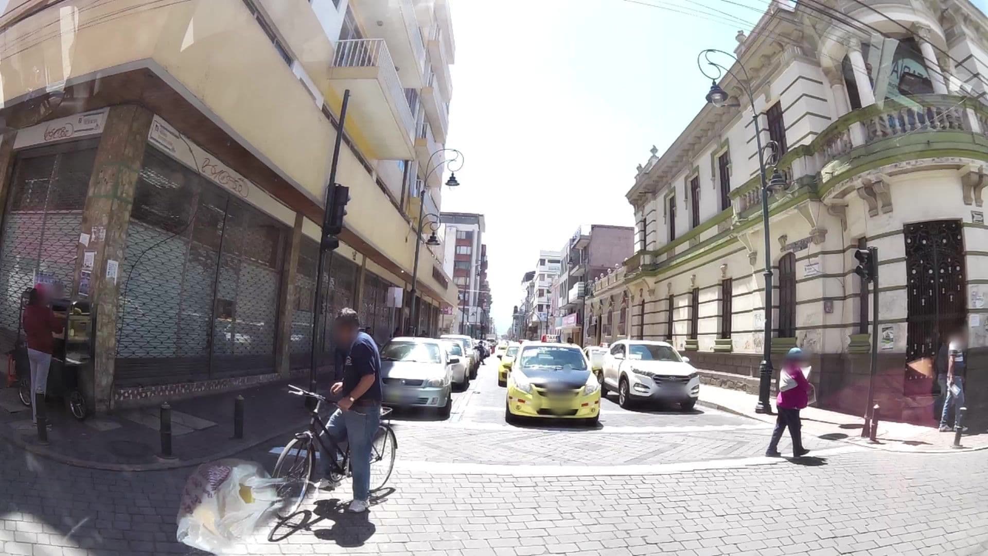 Street view near Hotel "Los Shyris", Riobamba — © kaartcam (CC BY-SA · Mapillary)