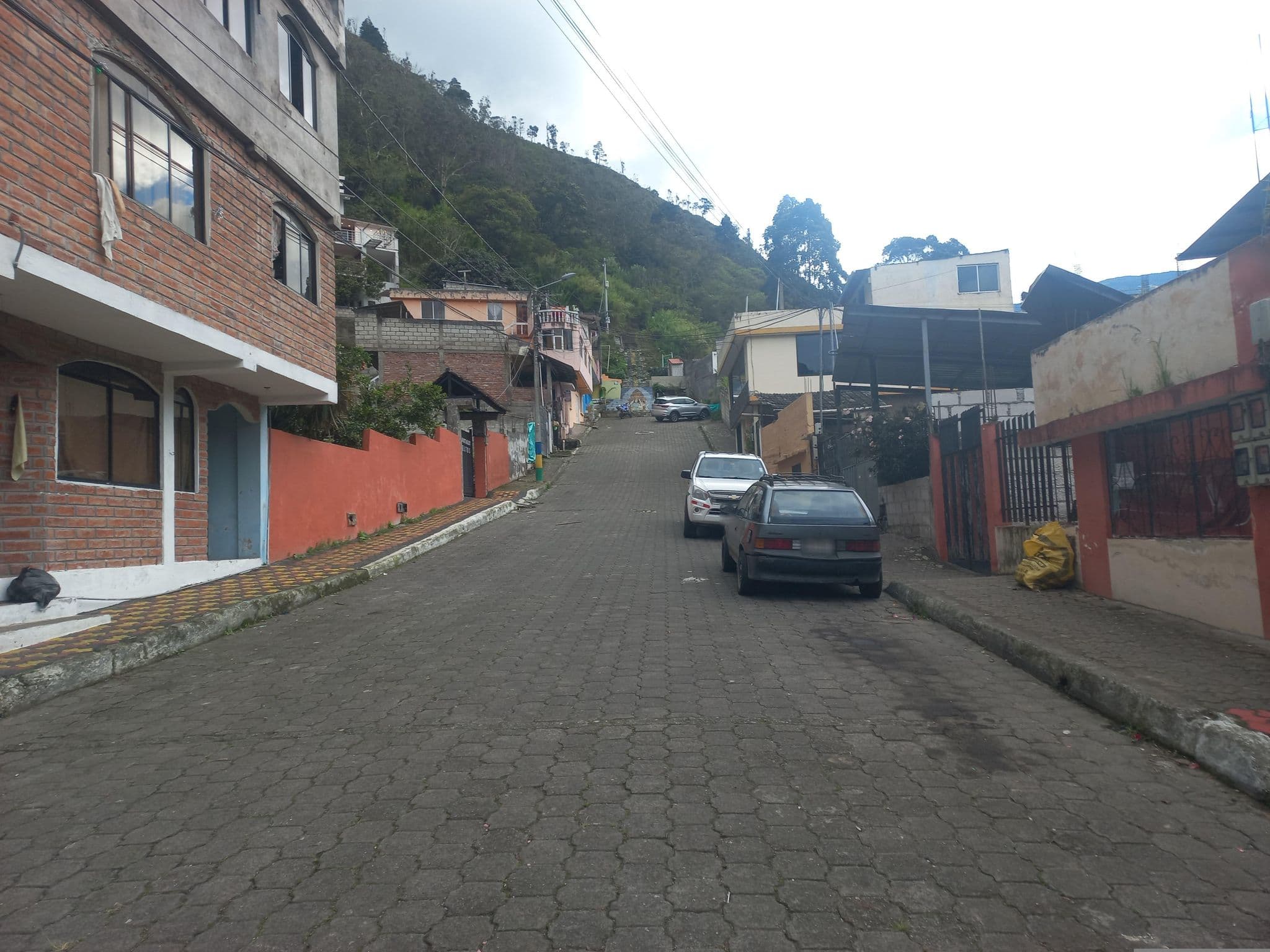 Street view near Hostal La Casa Del Molino Blanco, Baños — © domenicaacosta (CC BY-SA · Mapillary)