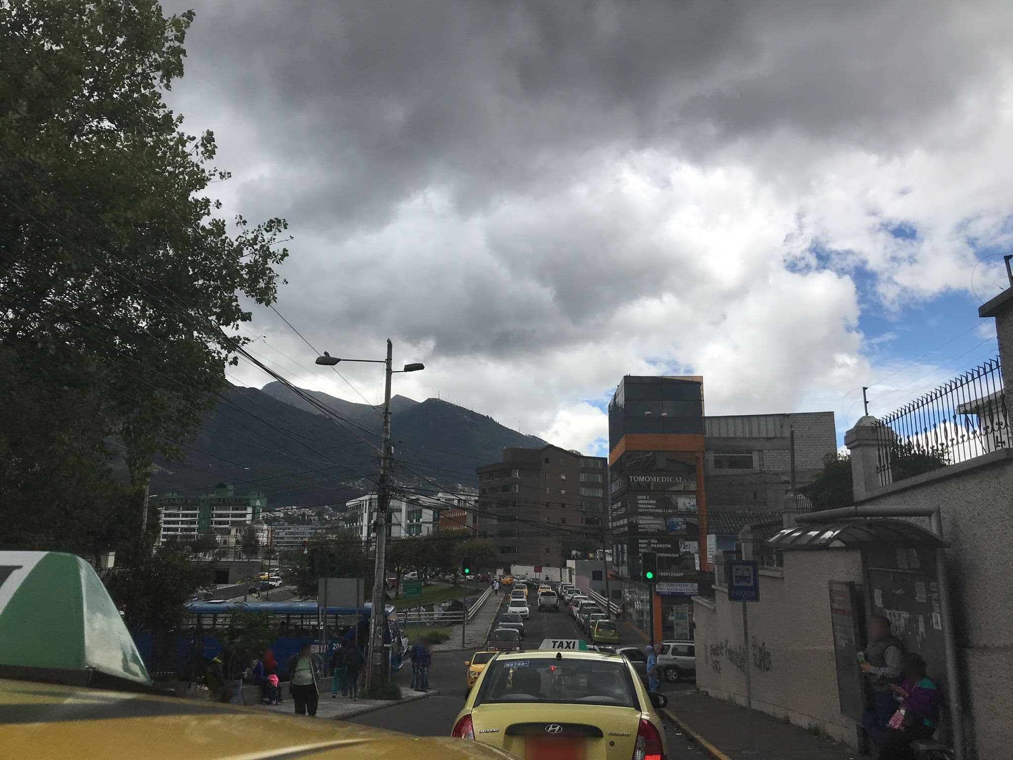 Street view near Hostal l'Auberge Inn, Quito — © sedicla (CC BY-SA · Mapillary)