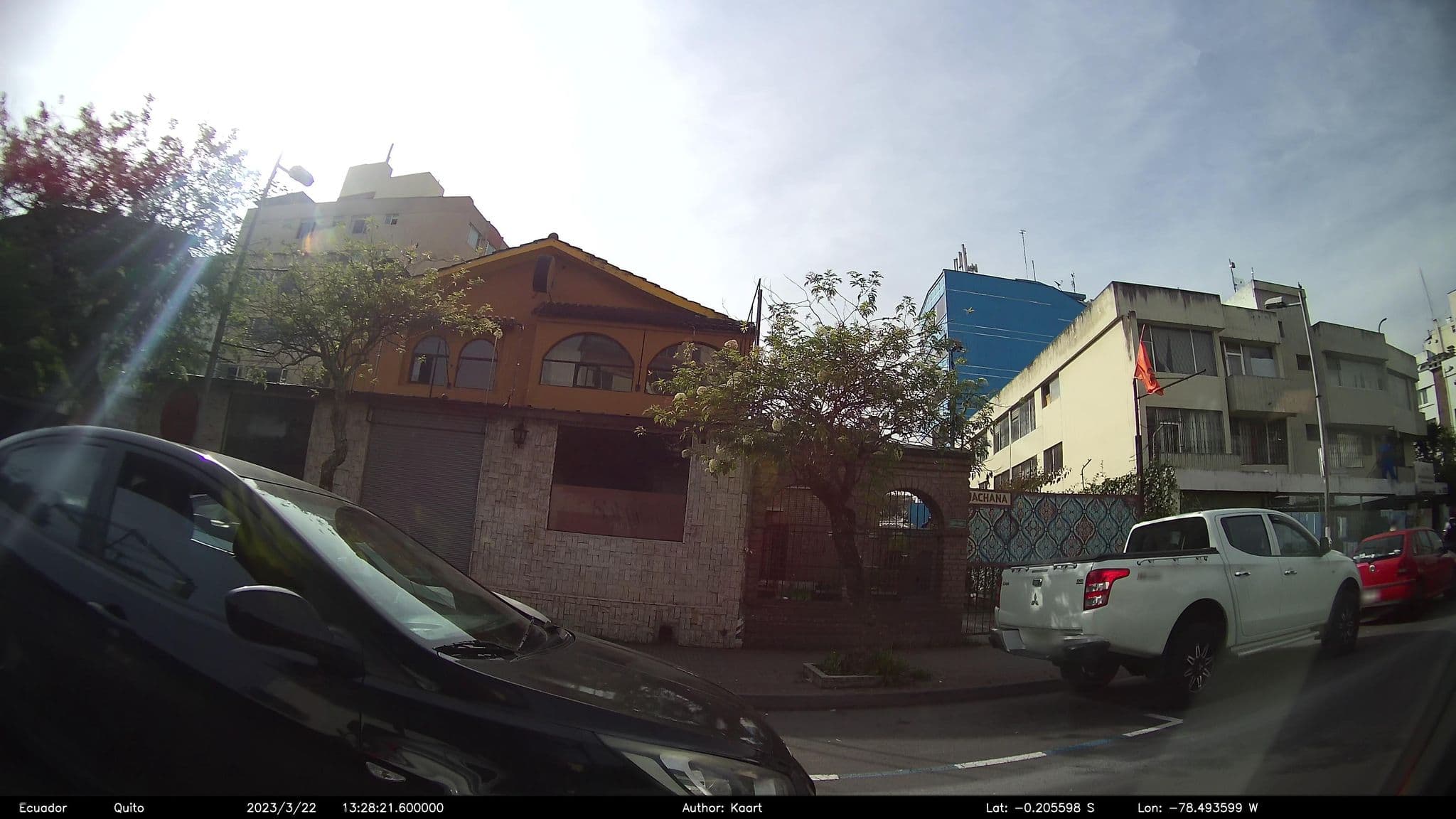 Street view near Hostal Hojas 2, Quito — © kaart_2 (CC BY-SA · Mapillary)