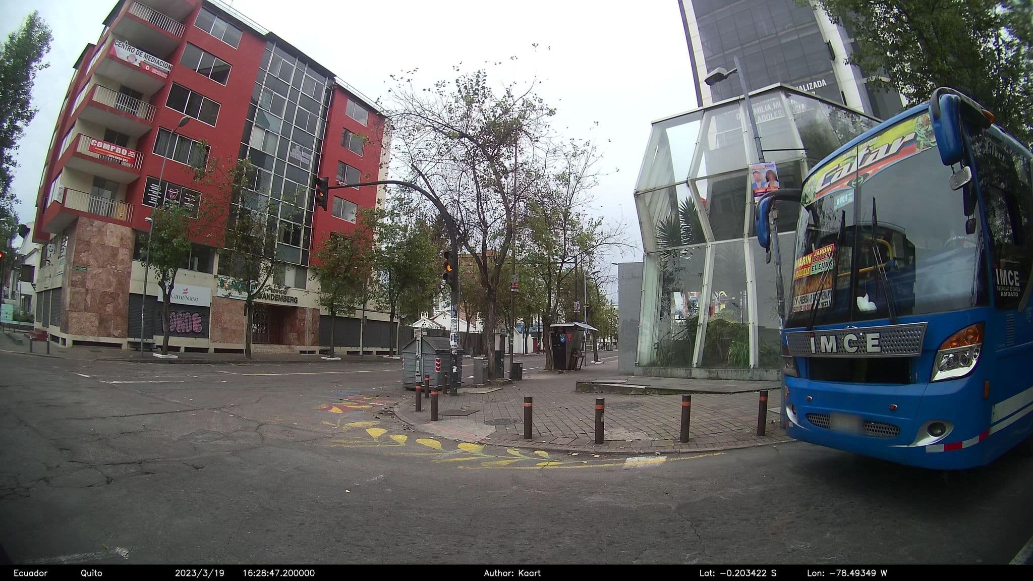 Street view near Juice And Shake, Quito — © kaart_2 (CC BY-SA · Mapillary)