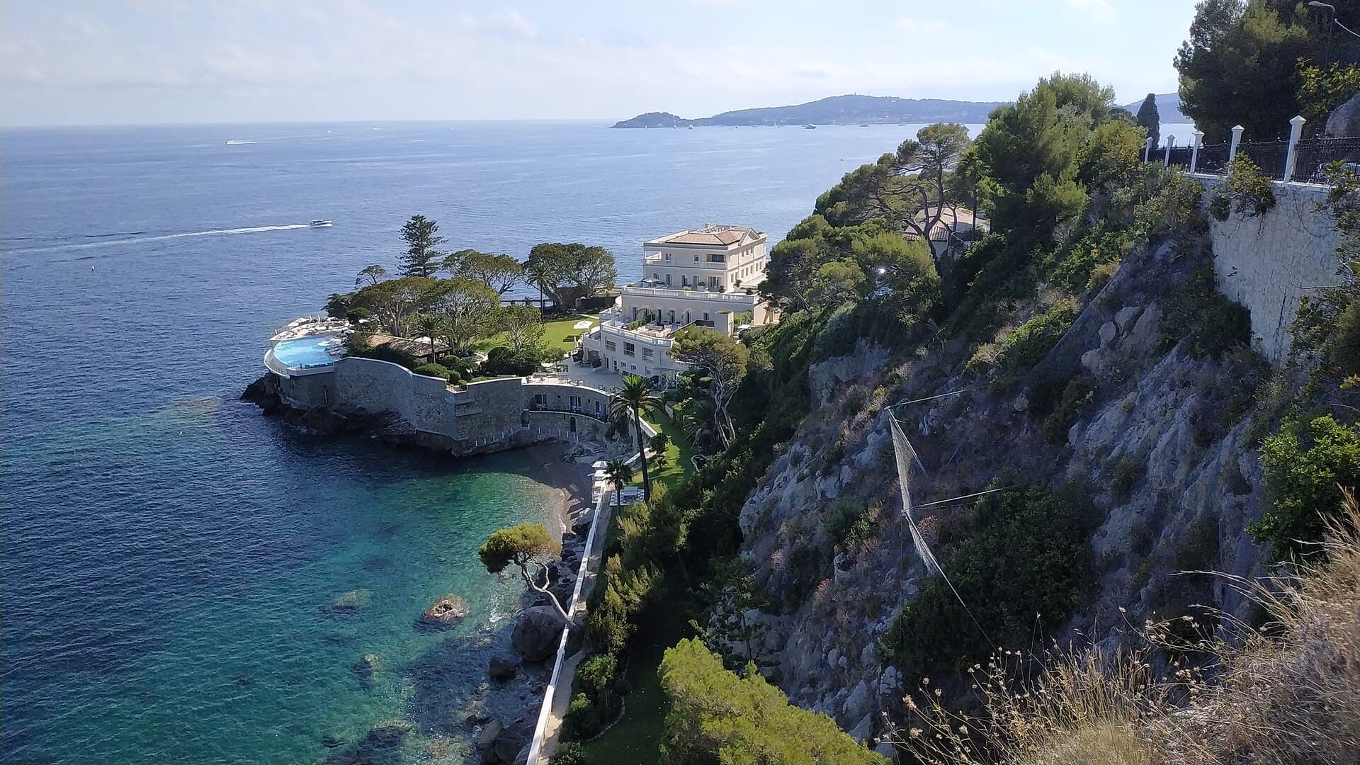 Cap Estel (via Wikimedia Commons, CC BY-SA 4.0)