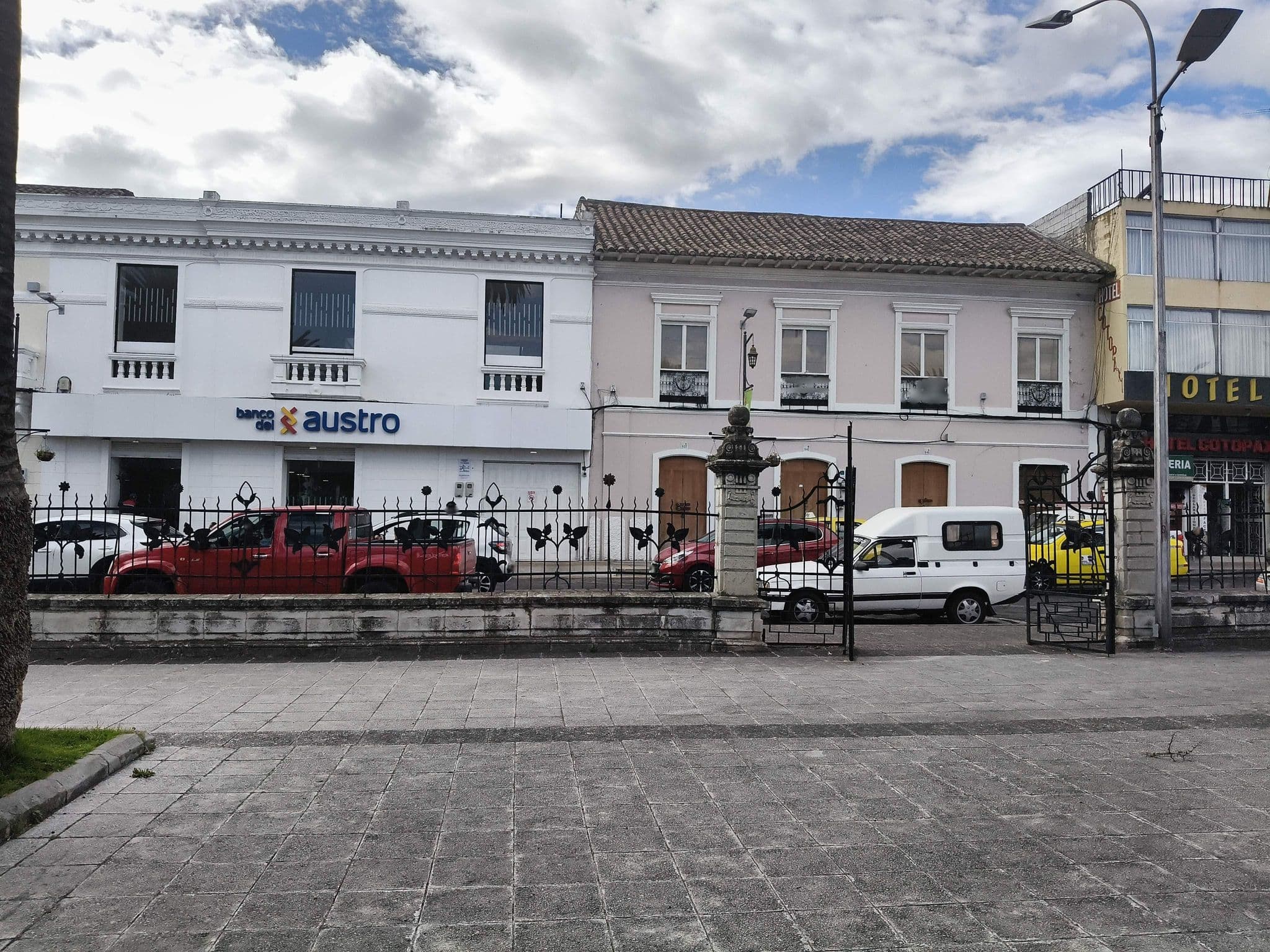 Street view near Hotel Cotopaxi, Latacunga — © maycol3759 (CC BY-SA · Mapillary)