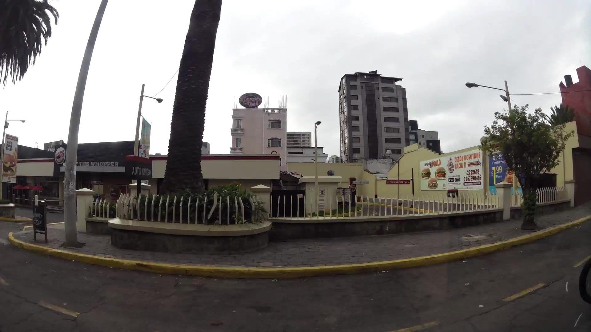 Street view near Holiday Inn Express, Quito — © kaartcam (CC BY-SA · Mapillary)