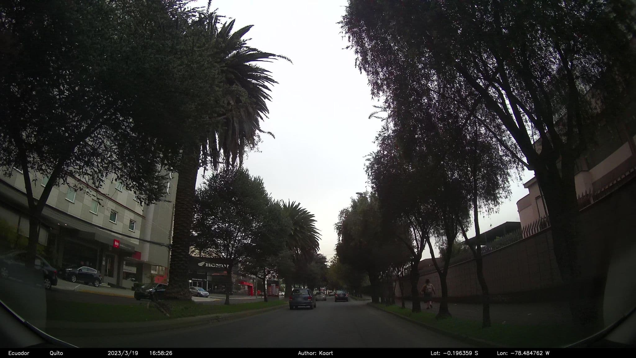 Street view near Hotel Ibis Quito, Quito — © kaart_2 (CC BY-SA · Mapillary)