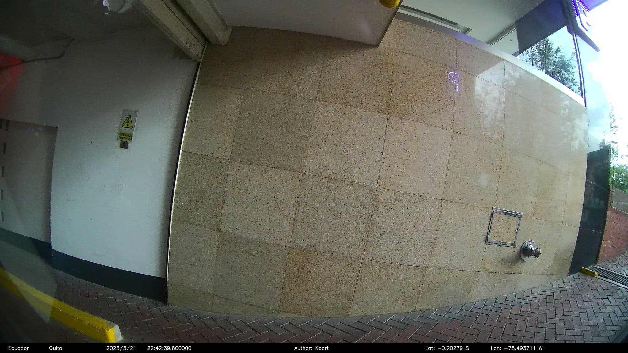 Street view near Hotel Reina Isabel, Quito — © kaart_2 (CC BY-SA · Mapillary)