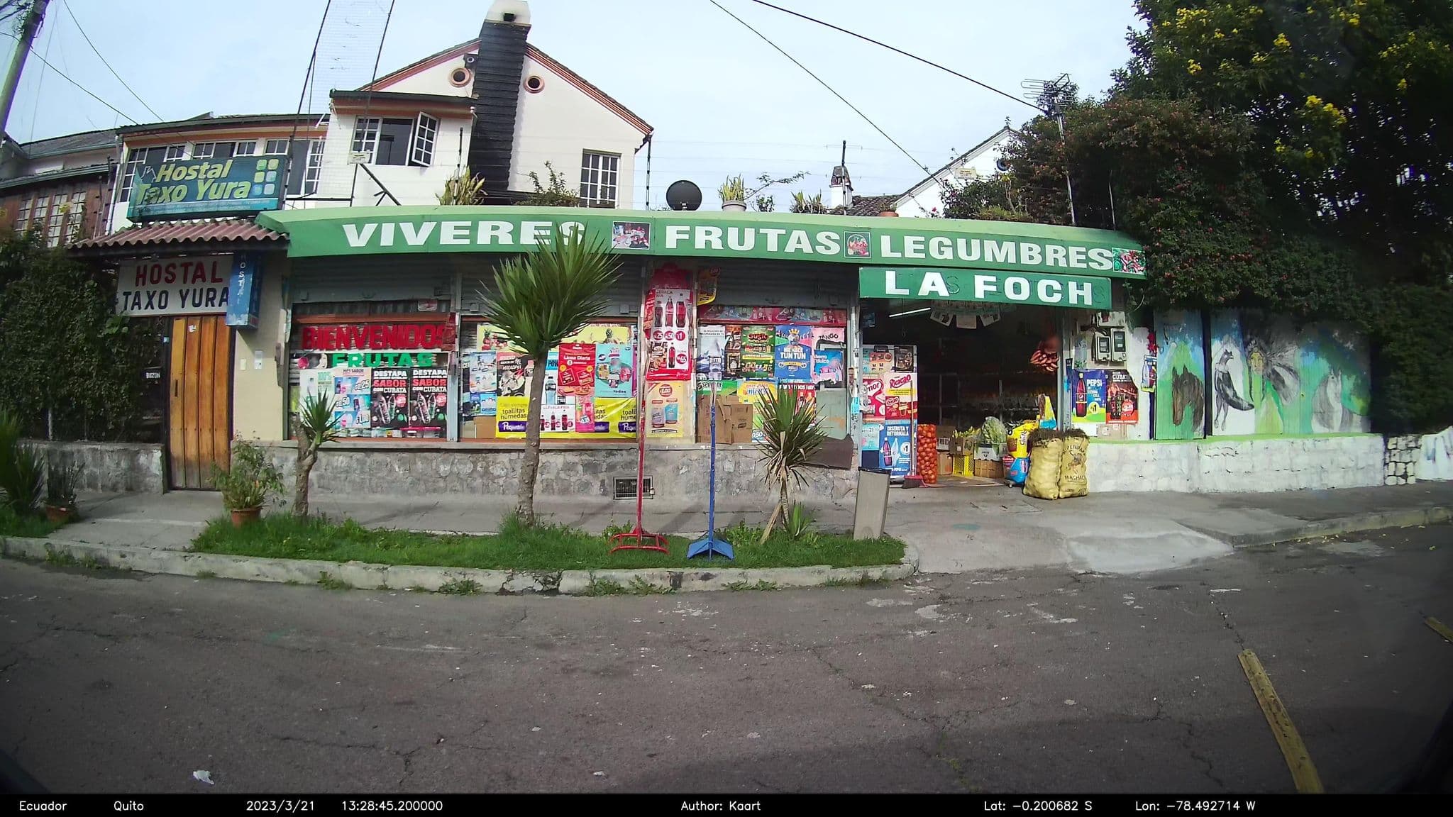 Street view near Hostal Casa Blanca, Quito — © kaart_2 (CC BY-SA · Mapillary)
