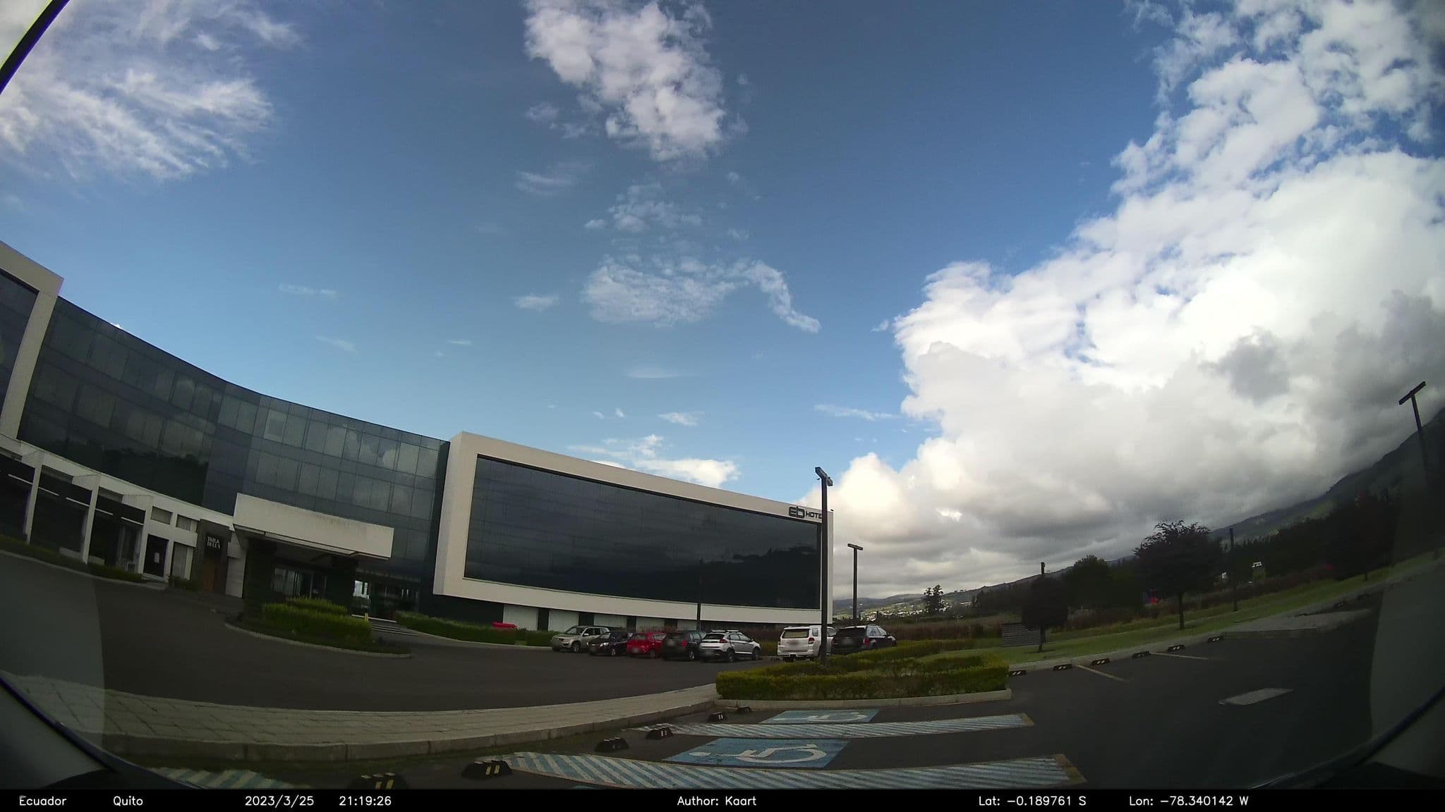 Street view near EB, Oyambarillo — © kaart_2 (CC BY-SA · Mapillary)