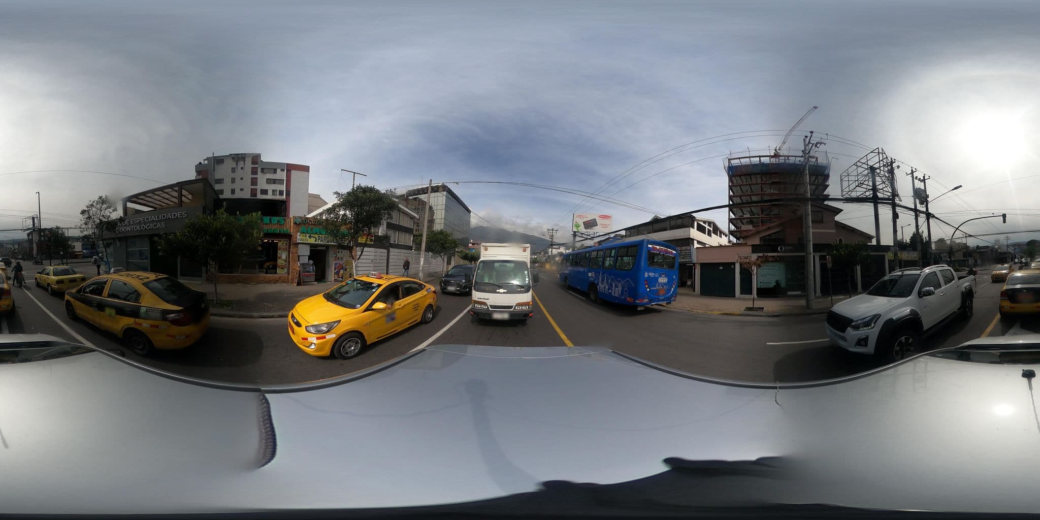 Street view near Hotel Los Robles, Quito — © kaart_2 (CC BY-SA · Mapillary)