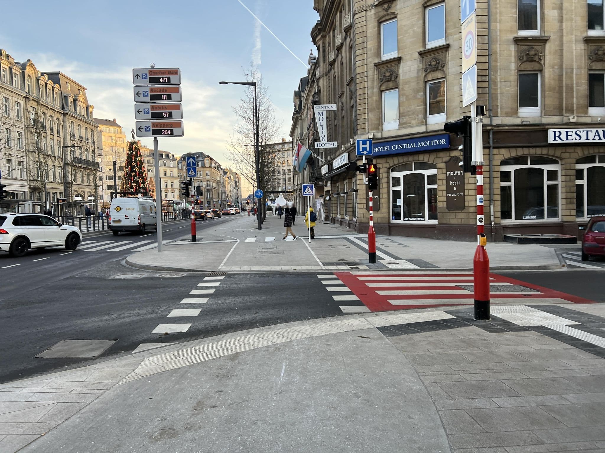 Street view near Golden Tulip Hotel Central Molitor, Gare — © stereo (CC BY-SA · Mapillary)
