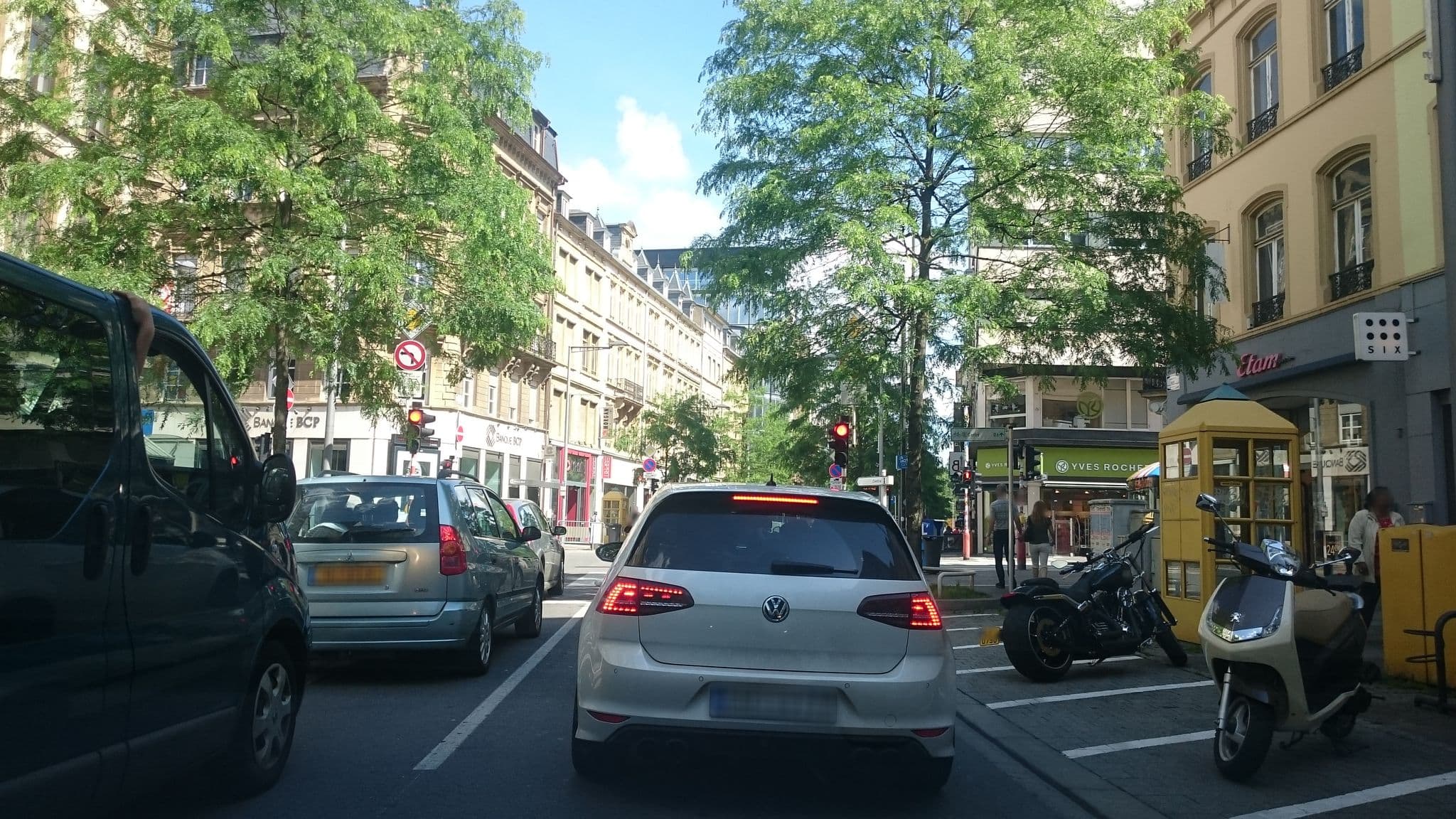 Street view near Park Inn by Radisson Luxembourg City, Gare — © mrjones (CC BY-SA · Mapillary)