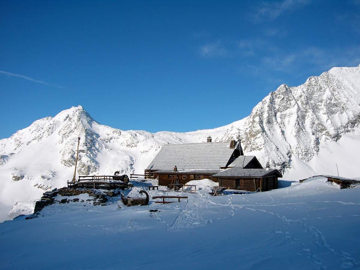 Refuge de la Dent Parrachée (via Wikimedia Commons, CC BY-SA 2.0 fr)
