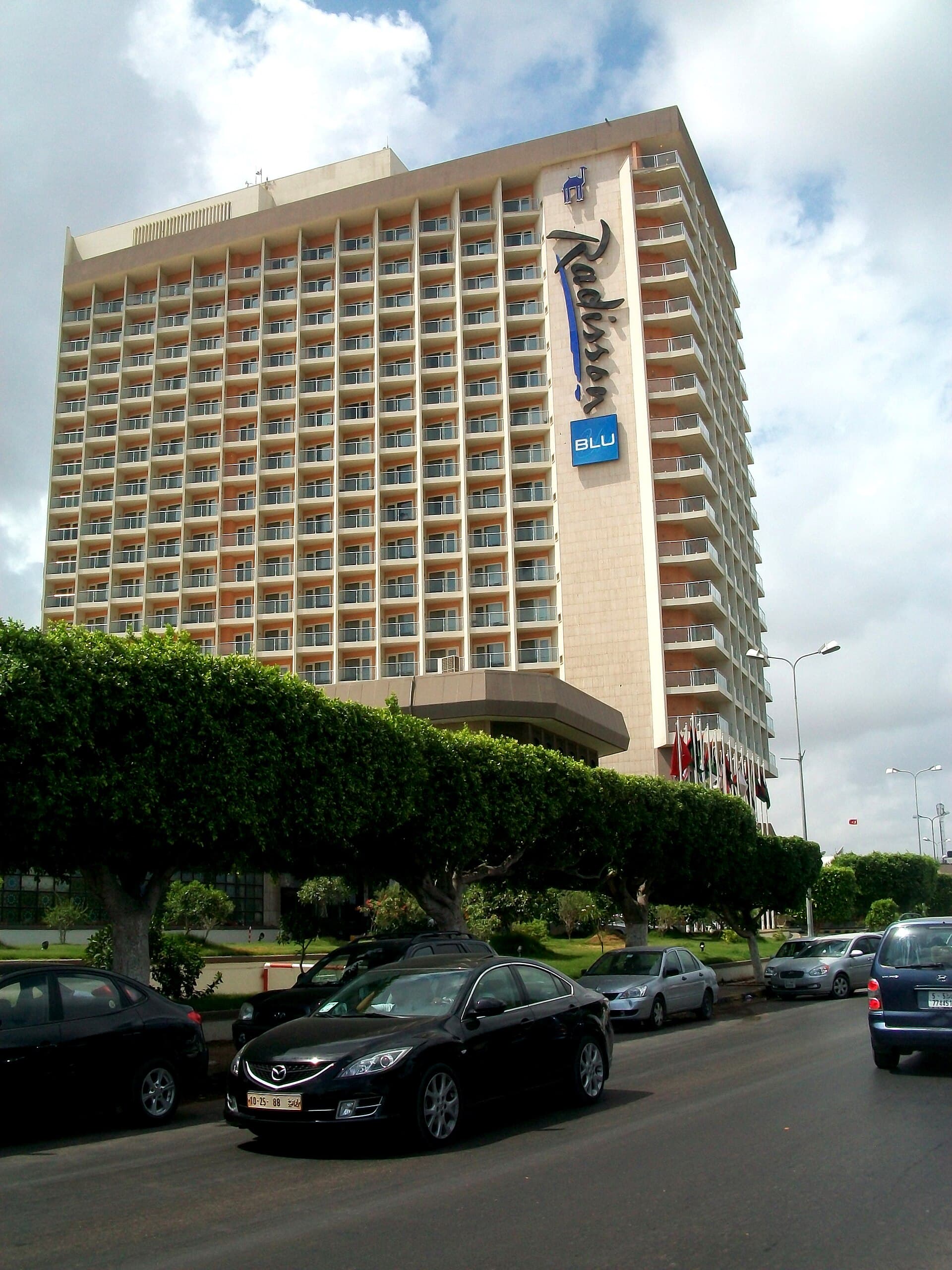 Radisson Blu Al Mahary Hotel (via Wikimedia Commons, CC BY-SA 3.0)