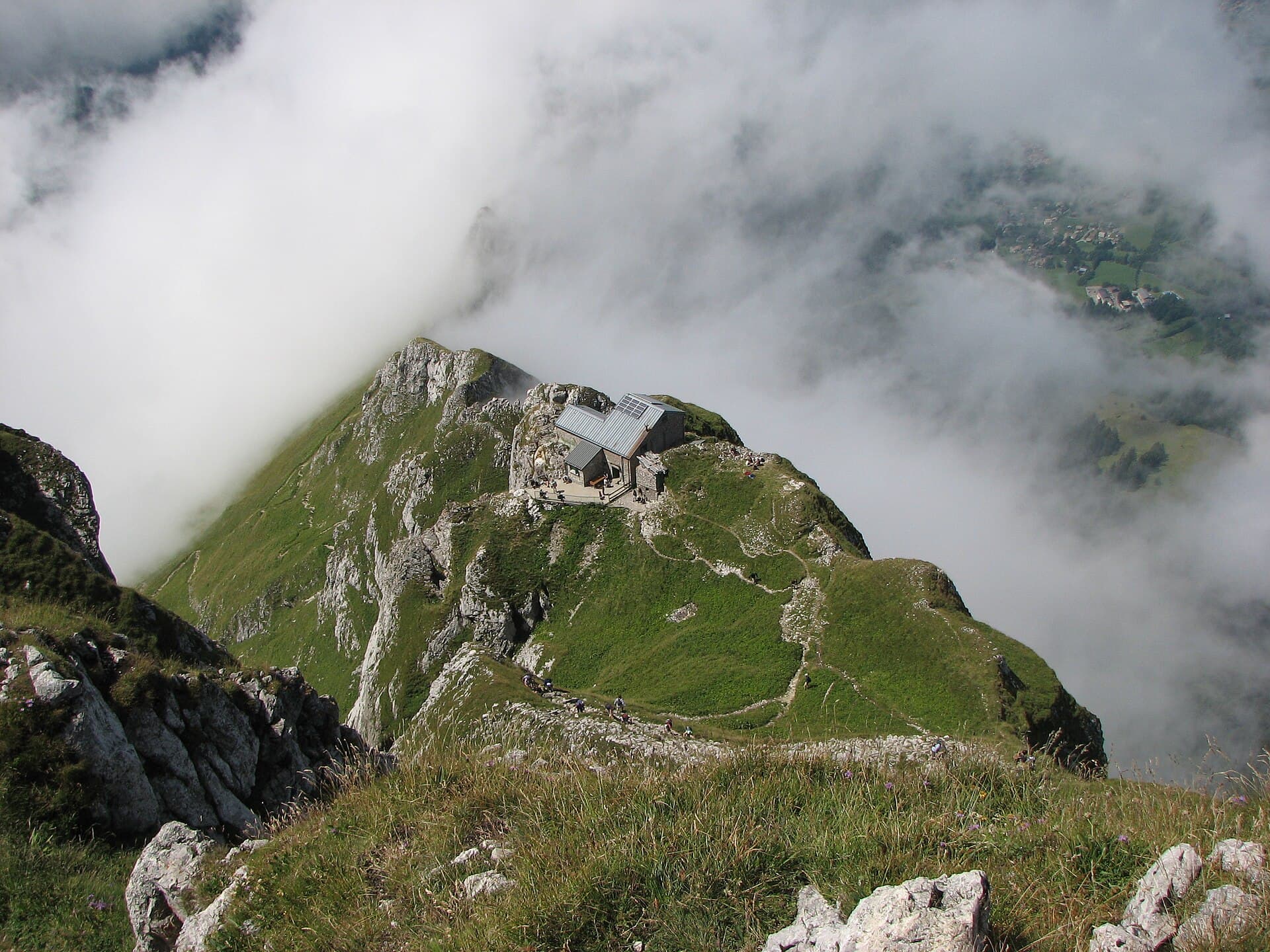 Refuge de la Dent d'Oche (via Wikimedia Commons, CC BY-SA 3.0)