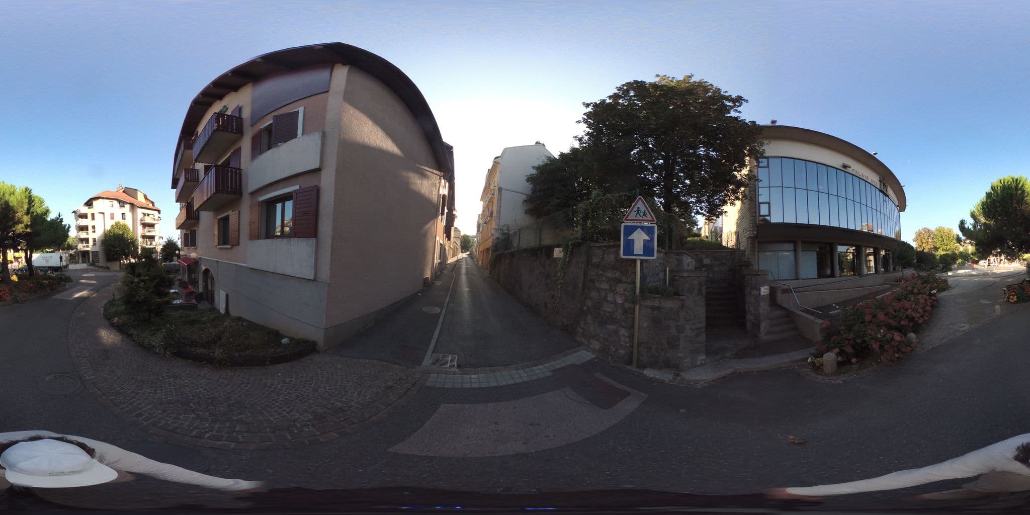 Street view near Le bourgogne, Évian-les-Bains — © geovelo (CC BY-SA · Mapillary)