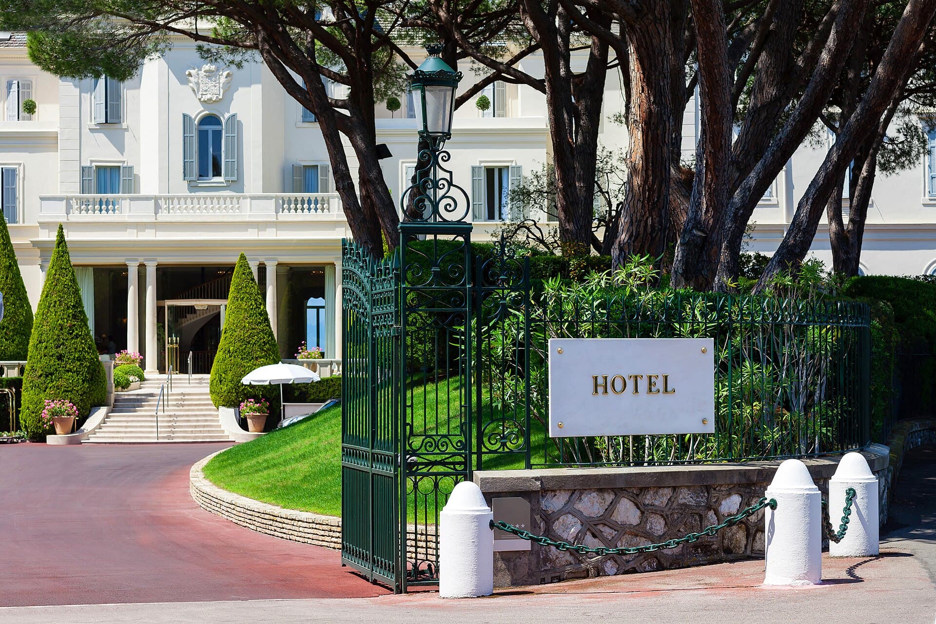 Hôtel du Cap-Eden-Roc (via Wikimedia Commons, CC BY-SA 4.0)