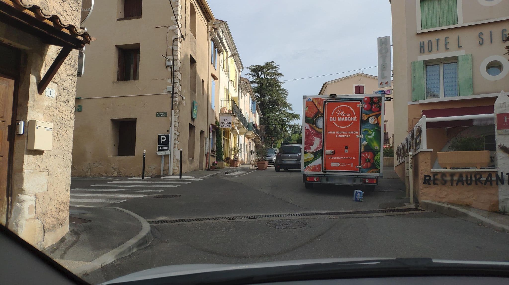 Street view near Hôtel Le Signoret, Sault — © cabinetcourbi (CC BY-SA · Mapillary)