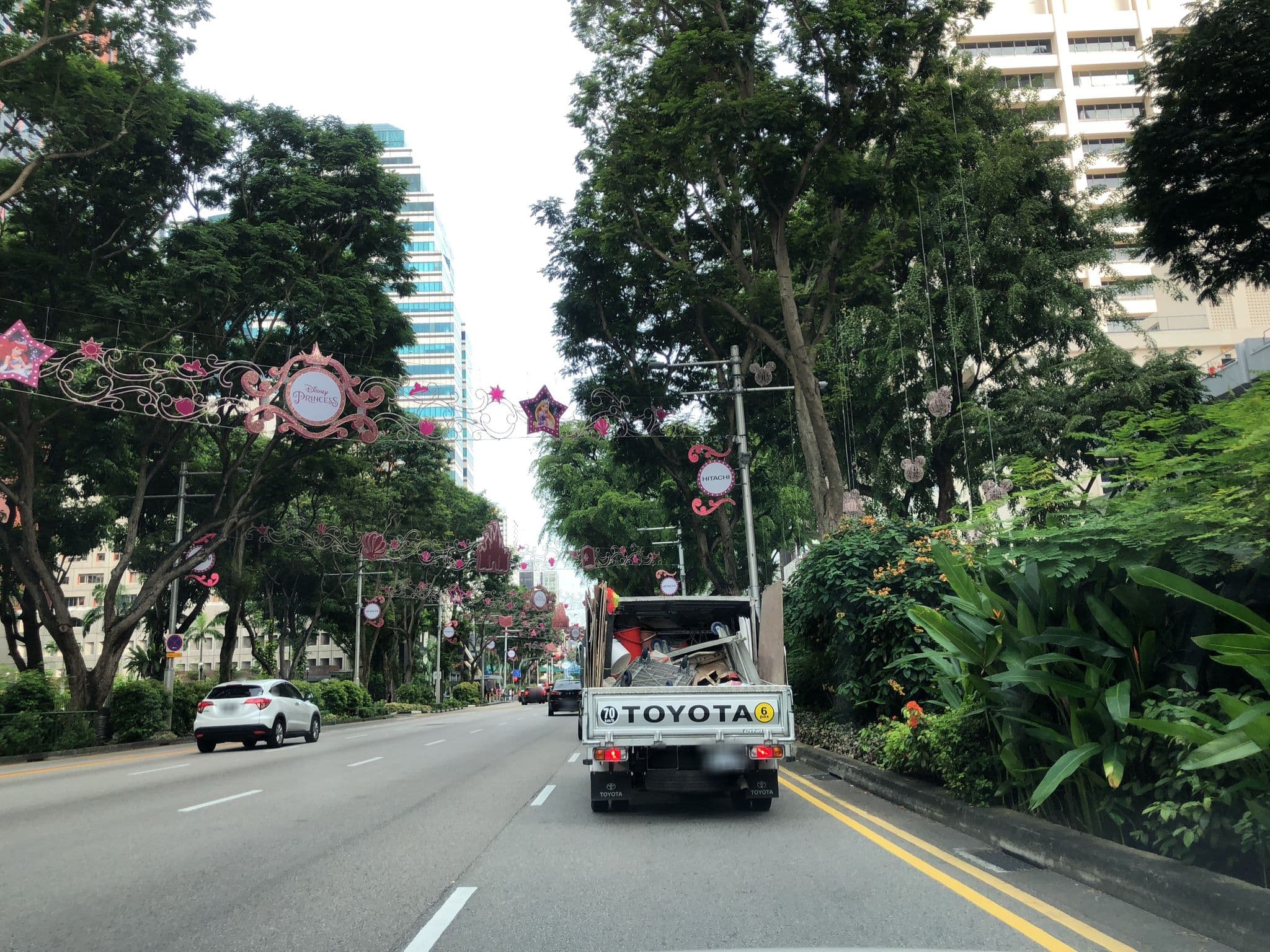Street view near Indonesia Room @ Hilton Singapore, One Tree Hill — © whywhyd (CC BY-SA · Mapillary)