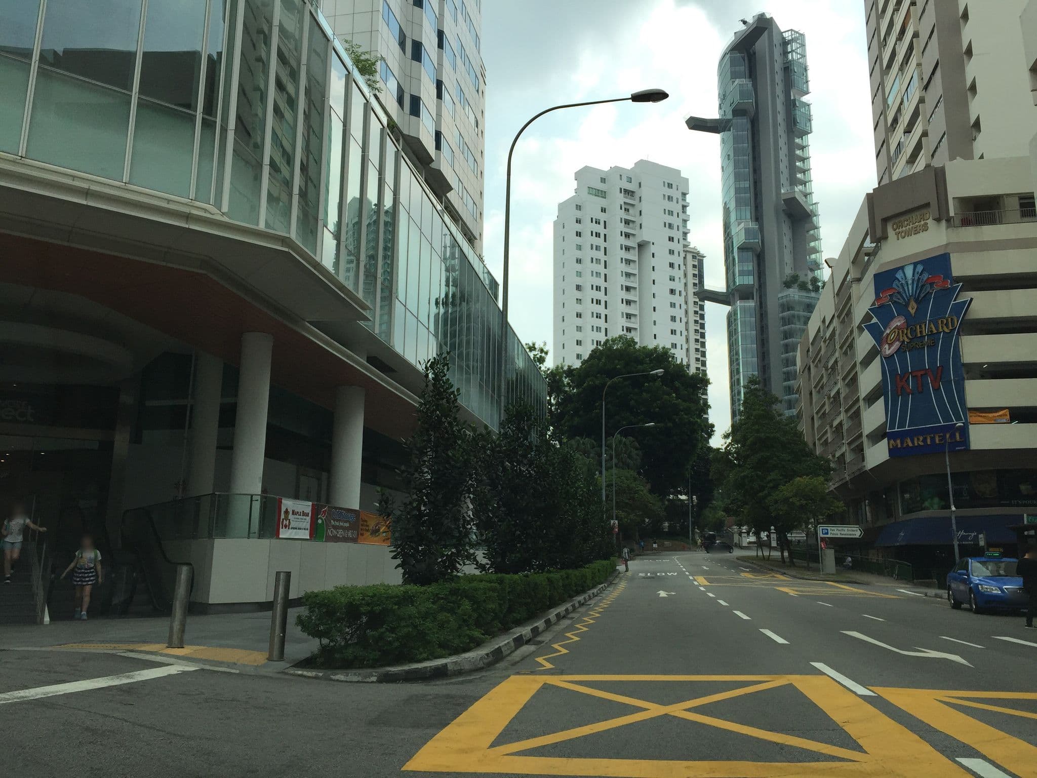 Street view near Executive Club Room-Orchard Hotel, One Tree Hill — © denkonstigaasiaten (CC BY-SA · Mapillary)
