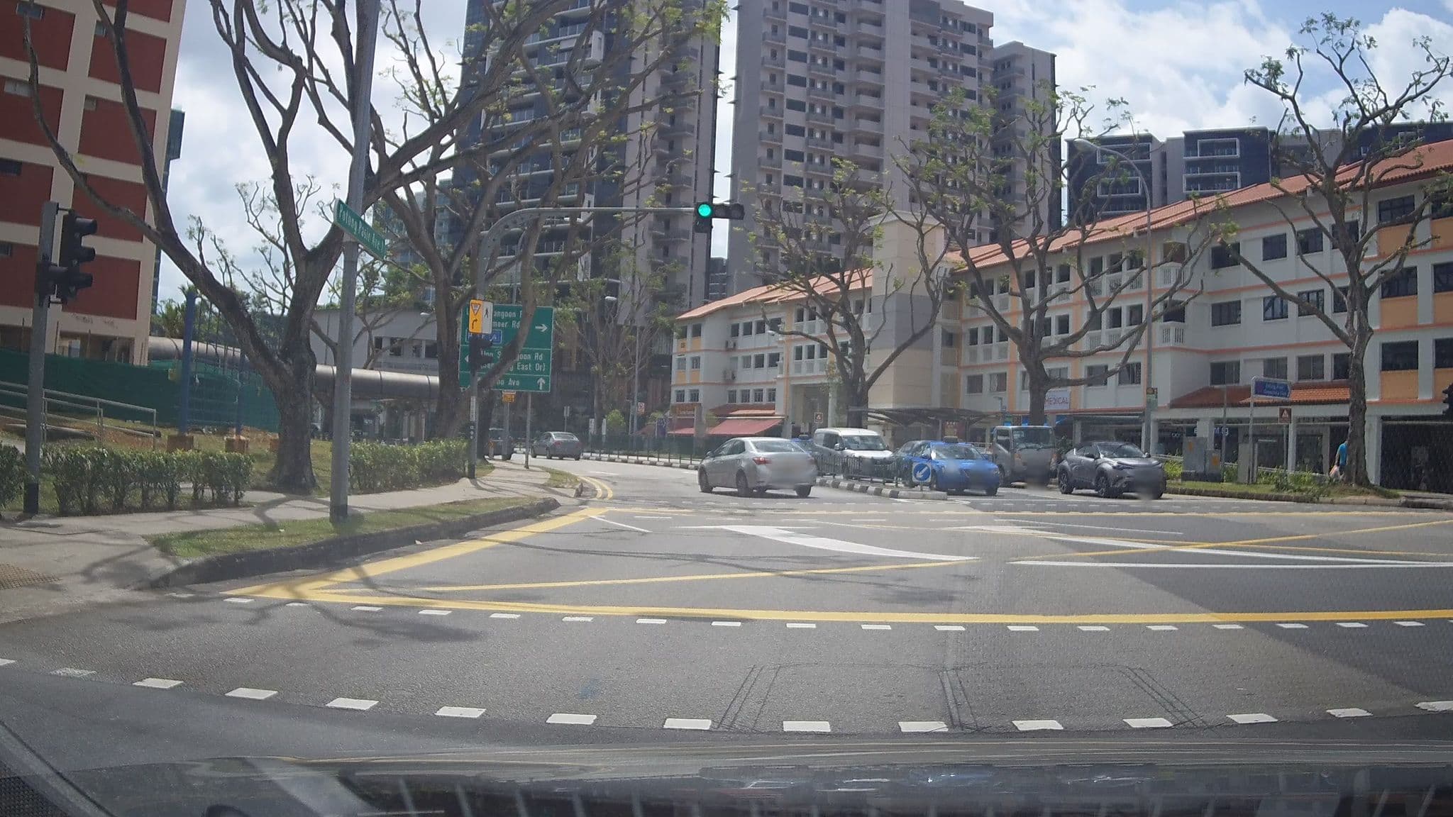 Street view near Çäļīføřñįä Ķīñğ Běđ, Kallang — © ashishgrab (CC BY-SA · Mapillary)