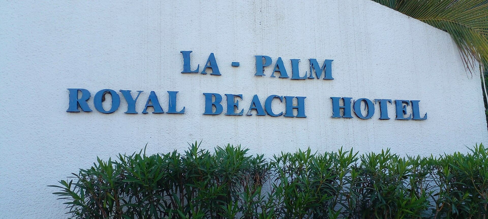 La Palm Royal Beach Hotel (via Wikimedia Commons, CC BY-SA 4.0)