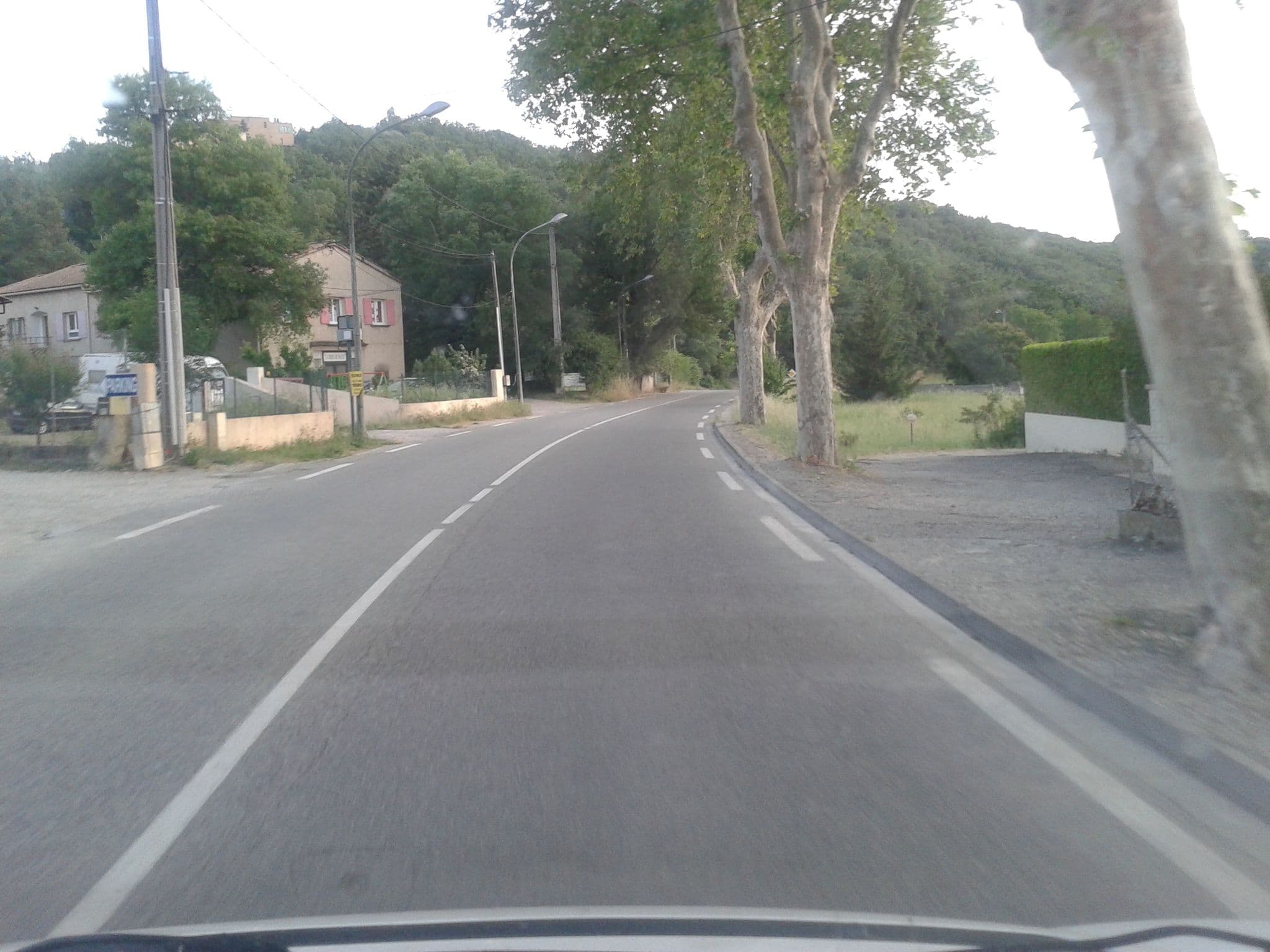 Street view near Auberge de la Table Ronde, Vinon-sur-Verdon — © brano (CC BY-SA · Mapillary)