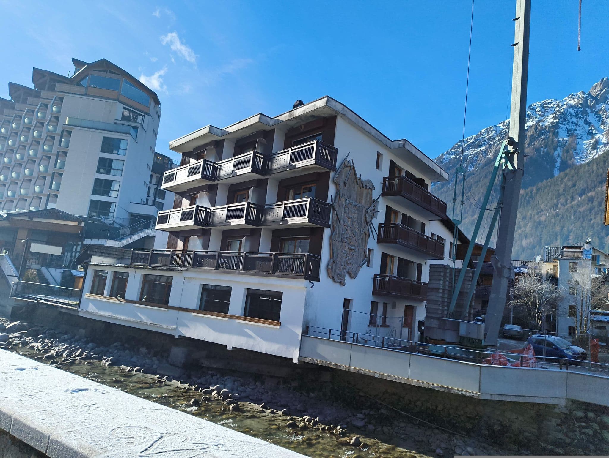 Street view near Hôtel de l'Arve, Chamonix-Mont-Blanc — © marcuscalabresus (CC BY-SA · Mapillary)